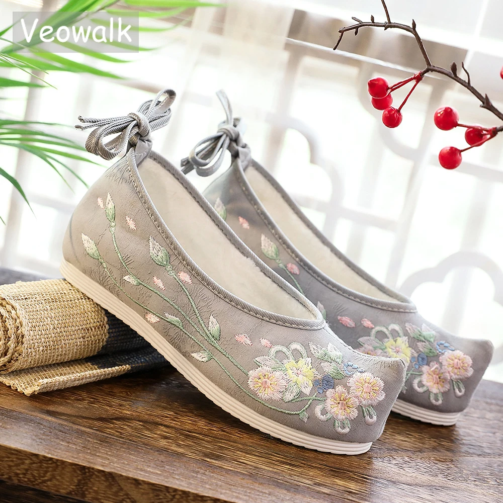 Veowalk Vintage Embroidered  Winter Shoes with Fur For Women,Ladies Breathable Chinese Cotton Pointed Toe Shoes White