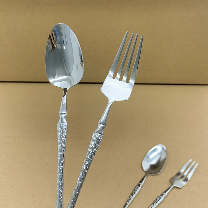 Image 4: Ensemble de couverts en acier inoxydable argenté de 16 pièces avec fourchettes et cuillères, manches martelés créatifs - comprend une cuillère à soupe et une cuillère à dîner