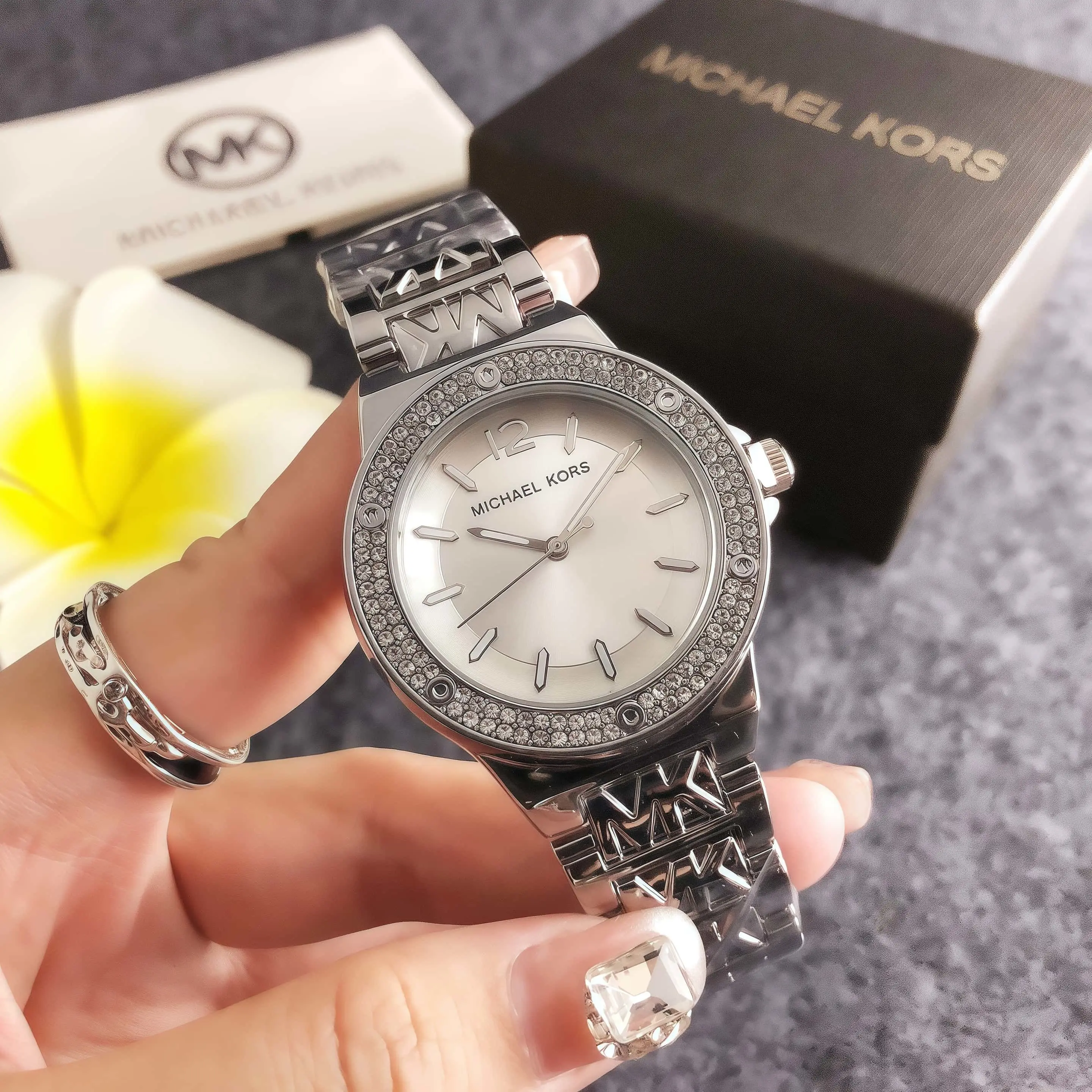 ساعة يد نسائية جديدة من مايكل  - مراجعة Women'S Bags Michael Kors وسعره