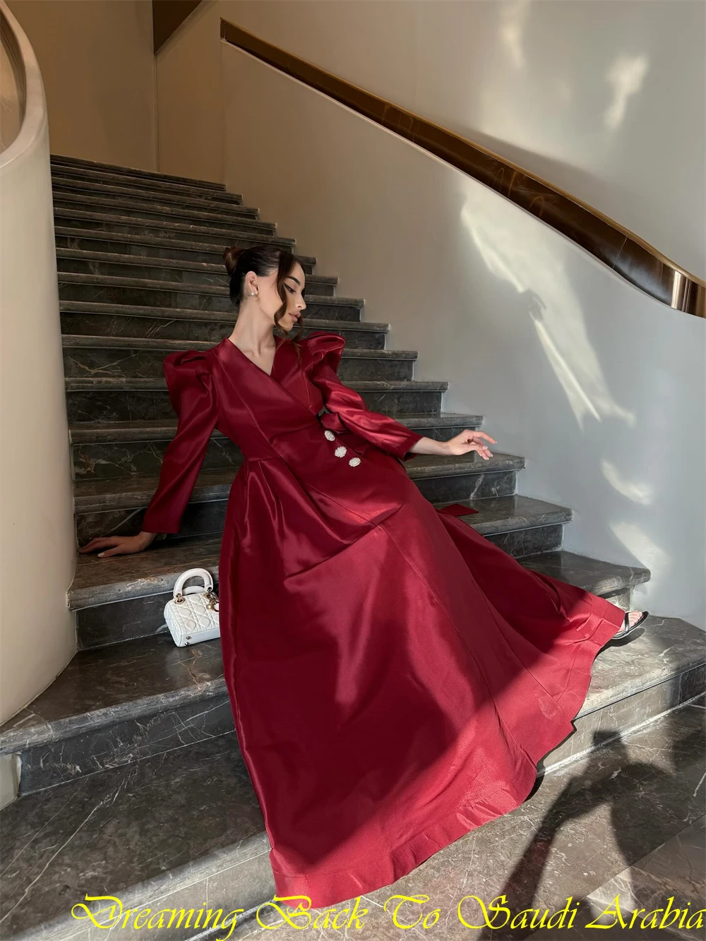 맞춤형 클래식 레드 새틴 이브닝 드레스 포멀 브이넥 긴 소매 셀러브리티 가운 소프트 A라인 스윕 트레인 홈커밍 드레스