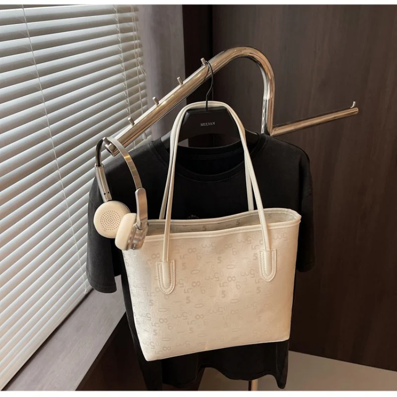 

Кожаная сумка-тоут с тиснением для женщин с изысканным стилем и элегантным рисунком.