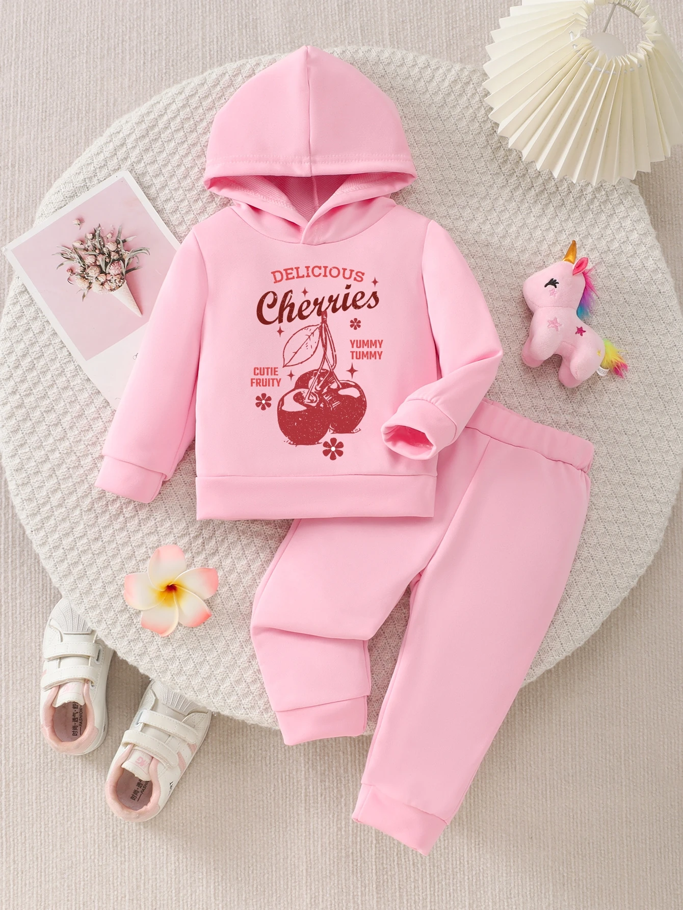 Mädchen-Kapuzenpullover-Set, süßer Kirsch-Cartoon-Druck, warmer, weicher Stoff, elastische Hose, bequemes Kinderkleidungs-Ensemble