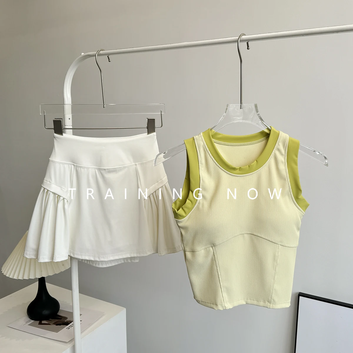 

Спортивный костюм для бадминтона на открытом воздухе для женщин в летнем тренажерном зале, профессиональный утренний спортивный костюм, модный костюм для йоги для пилатеса