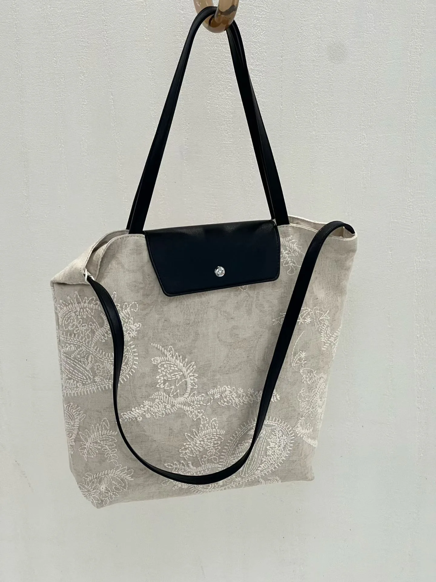 

2026 New Product: Internet Celebrity Collage Color-Blocked Linen Embroidered Flower Petal Shoulder Tote Bag – Perfect for Spring