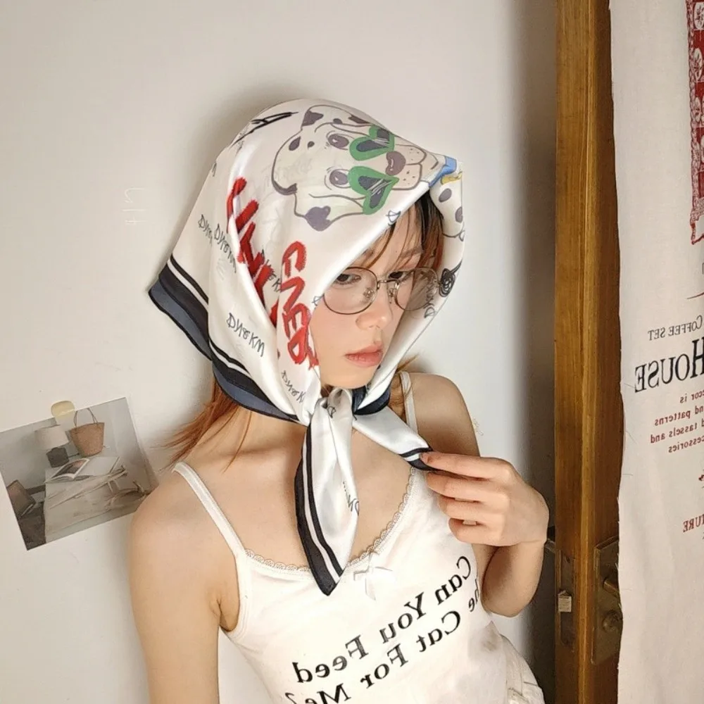 우아한 통기성 꽃무늬 스카프 새틴 원단 반점 무늬 강아지 실크 새틴 터번 우아한 부드러운 반다나 헤어 스카프 소녀용