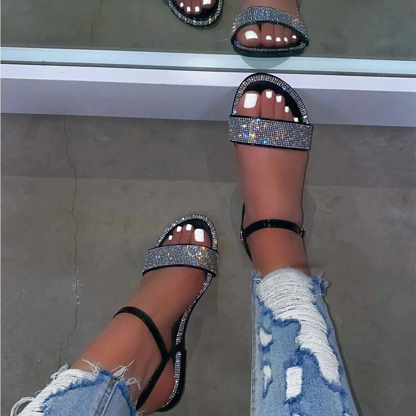 Summer Rhinestone Sandals Round Toe Buckle Strap Flat Bottom Women\'s Shoes 2023 Hot Sale Sexy Shiny Party Dressy Ladies Sandals