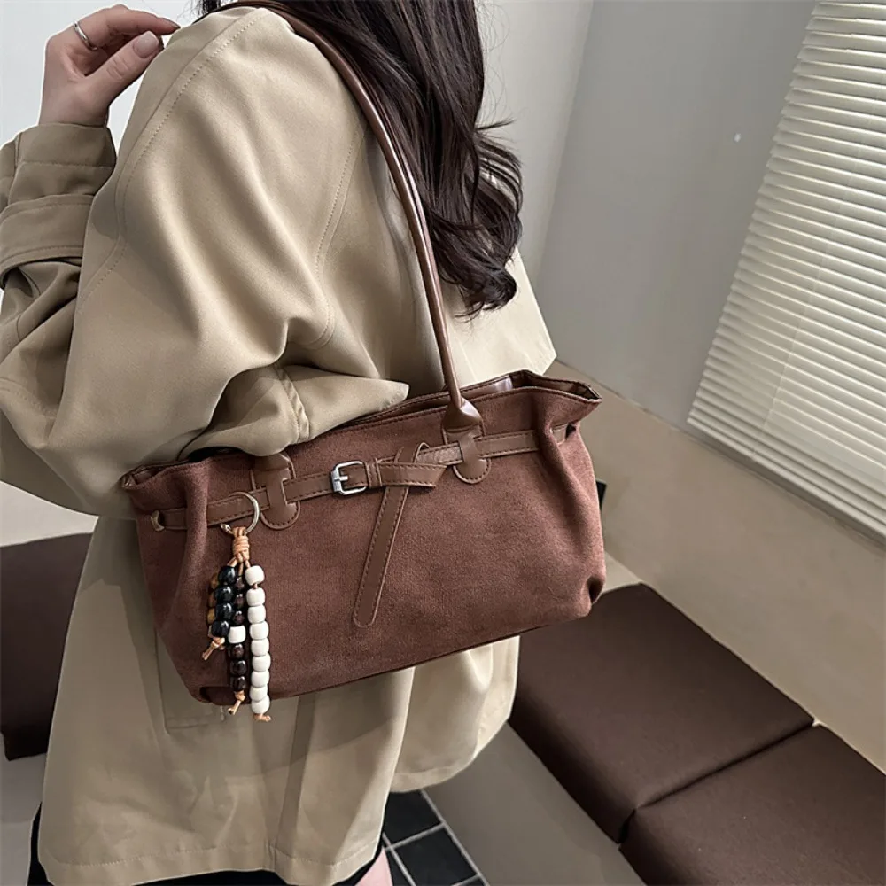 bolsa-de-ombro-vintage-estilosa-cor-solida-grande-capacidade-bolsa-de-braco-com-decoracao-de-pingente-imitando-camurca-bolsa-feminina