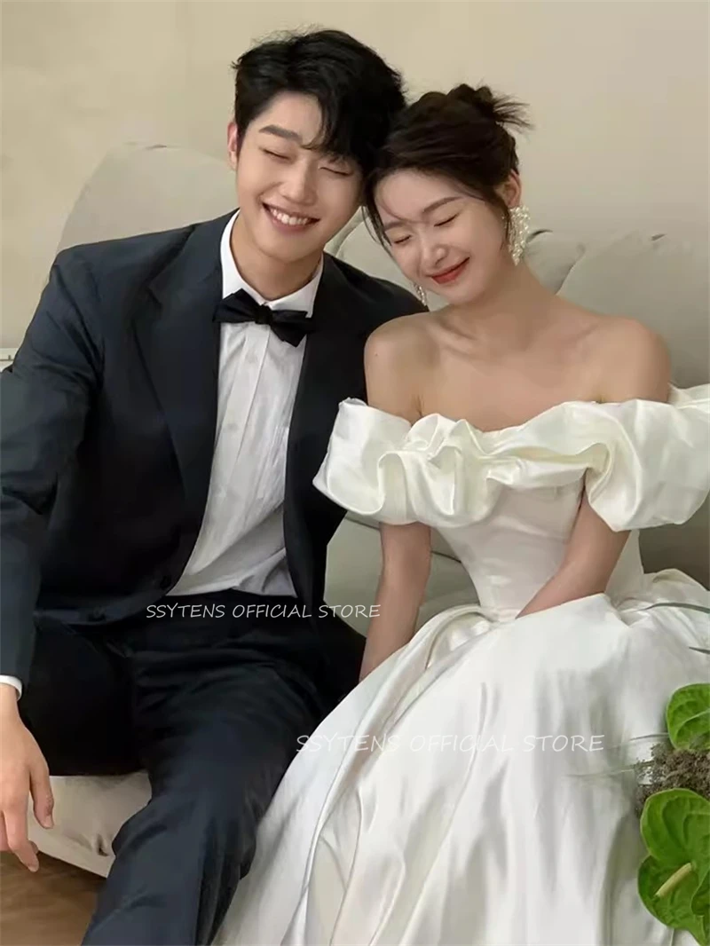 Eleganti abiti da sposa in raso con spalle scoperte per le donne corea maniche per servizio fotografico sposa breve lunghezza del pavimento abiti da sposa principessa