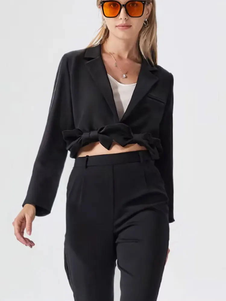 سترة نسائية أنيقة للربيع من HH سترة غير رسمية بلون سادة وياقة مقلوبة وأكمام طويلة مزينة بفيونكة 2025 معاطف مقصوصة عالية الشارع