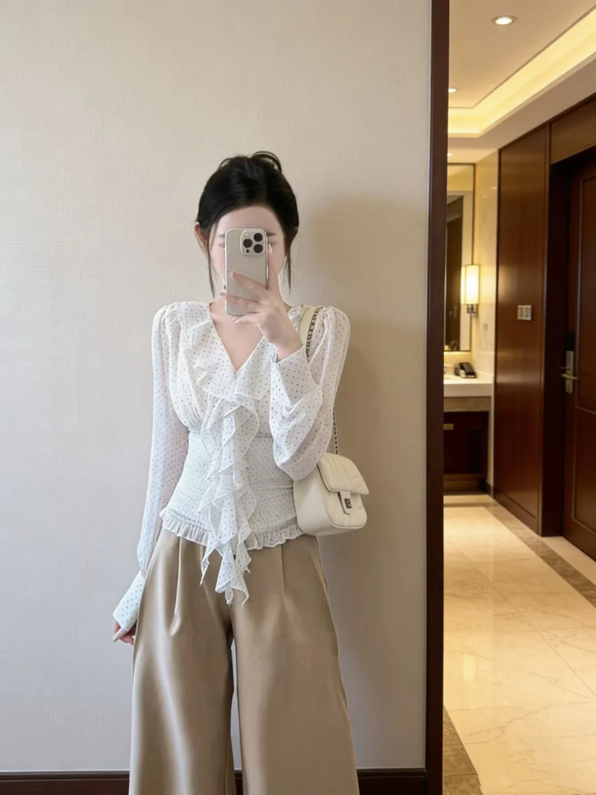 

Элегантный шифоновый топ с V-образным вырезом для женщин: модный повседневный крой, стройнящий силуэт, с поясом, весенний, универсальный, с узором в горошек