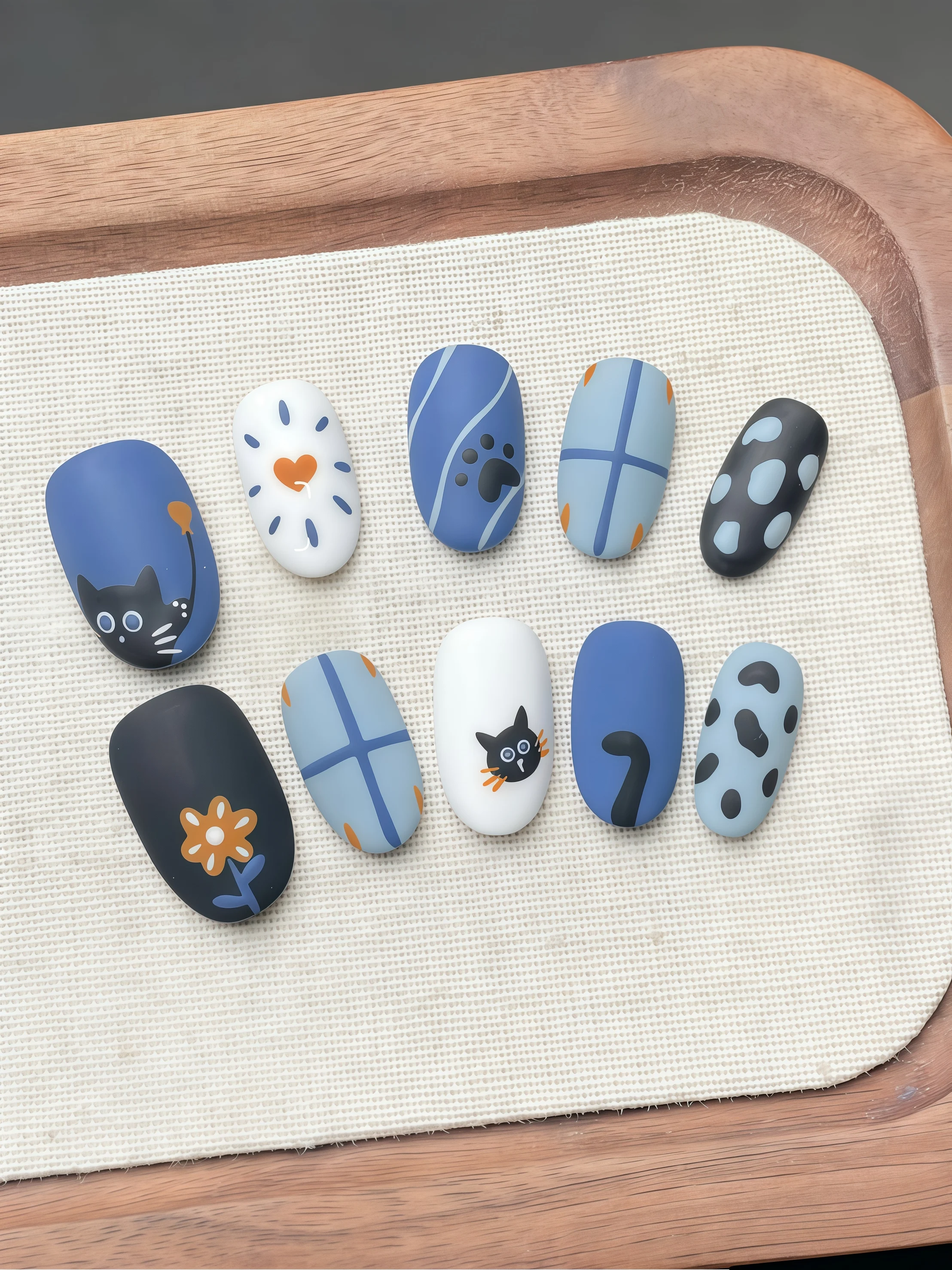 10-Piece Set of Haze Blue Matte Black Cat Short Oval Press-On Nails, Suitable for Daily Commuting, Campus Classes, Casual Shopping, Simple Neutral Outfits, and Pairing with Jeans, Sweatshirts, Solid Color Jackets, and Cargo Pants, Creating a Cool Vibe.