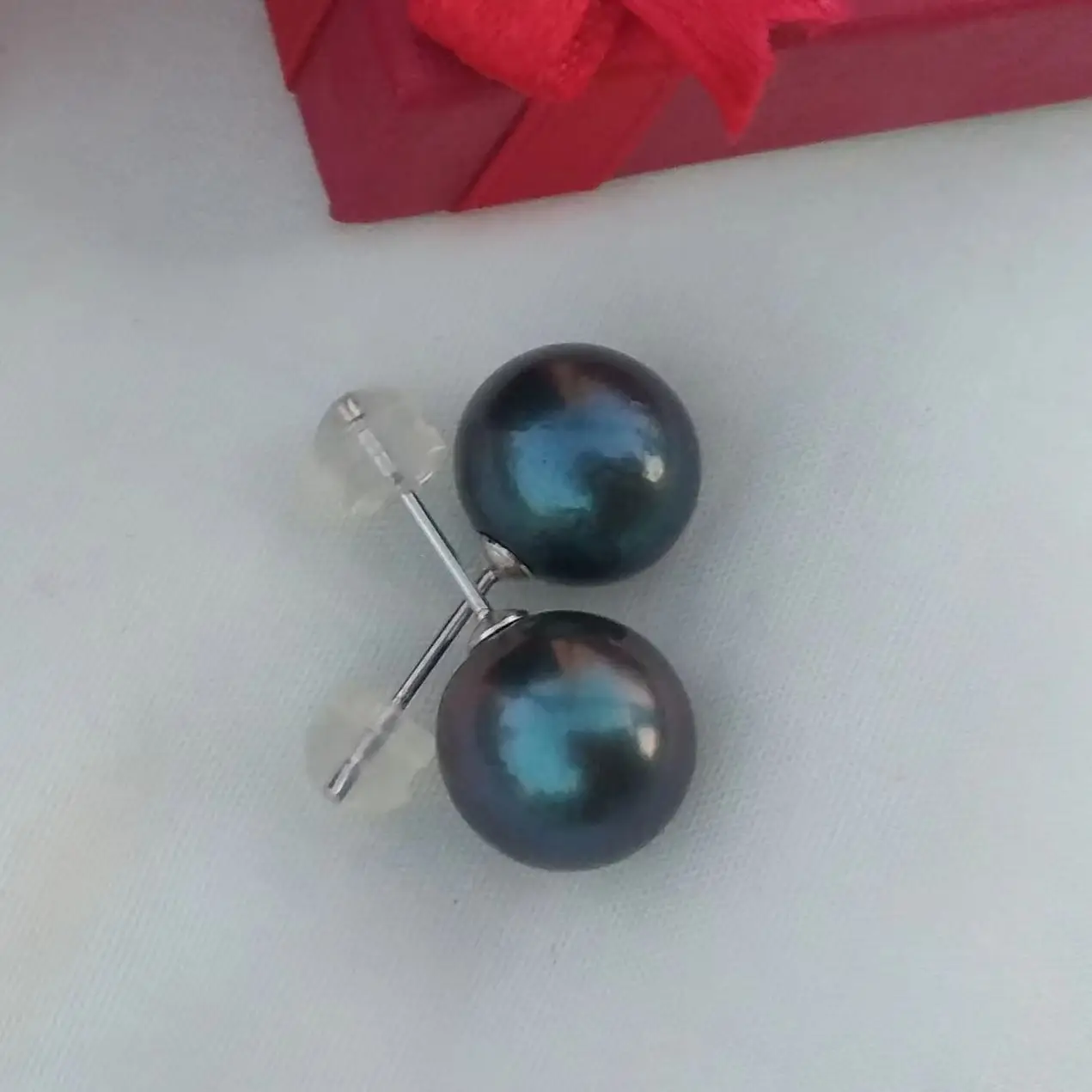 

Исключительные натуральные серьги-пусеты из таитянского жемчуга класса АААА, круглые, 10-11 мм, цвета павлиньего пера, с коробкой, из цельного золота 18 карат