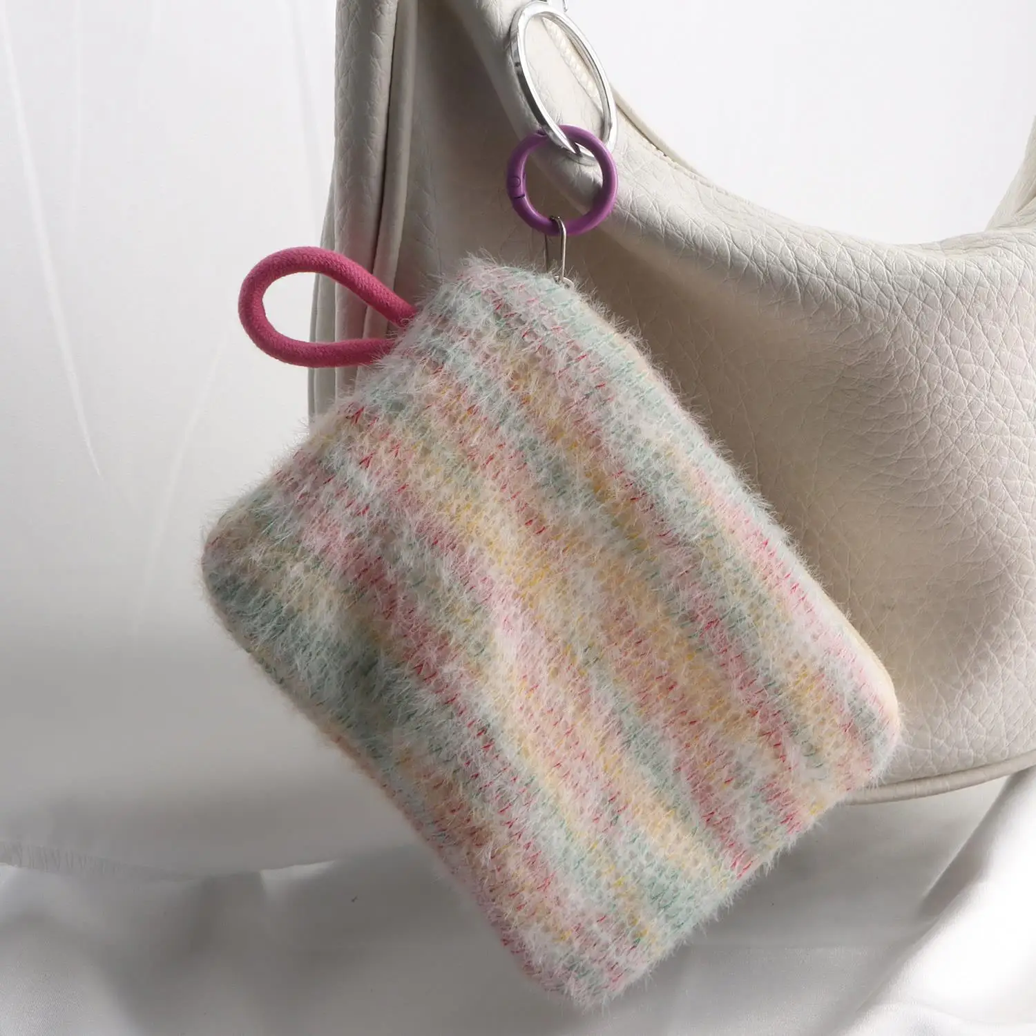 女性用フェイクファーメイク収納ポーチ,大容量トラベルトイレタリーバッグ,カラフルなドット,ぬいぐるみクラッチ,化粧品財布