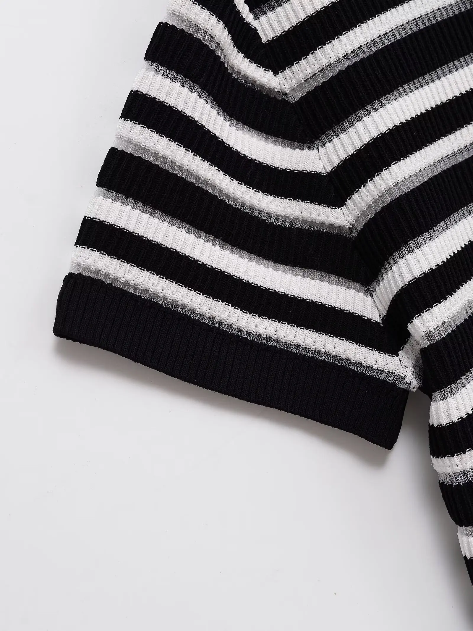 منتجات صيفية جديدة لعام 2025 ملابس نسائية فرنسية ريترو بأزرار مخططة وياقة بولو محبوكة وأكمام قصيرة 9598/032