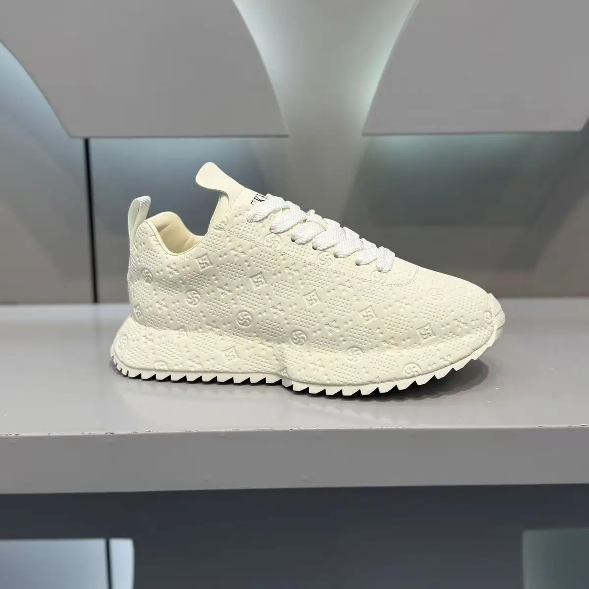 

2026 Luxury Brands Men's Running Shoes Autumn Winter Outdoor Casual Shoes Plus Size Basic Walking Shoes Cushioning Men Sneakers