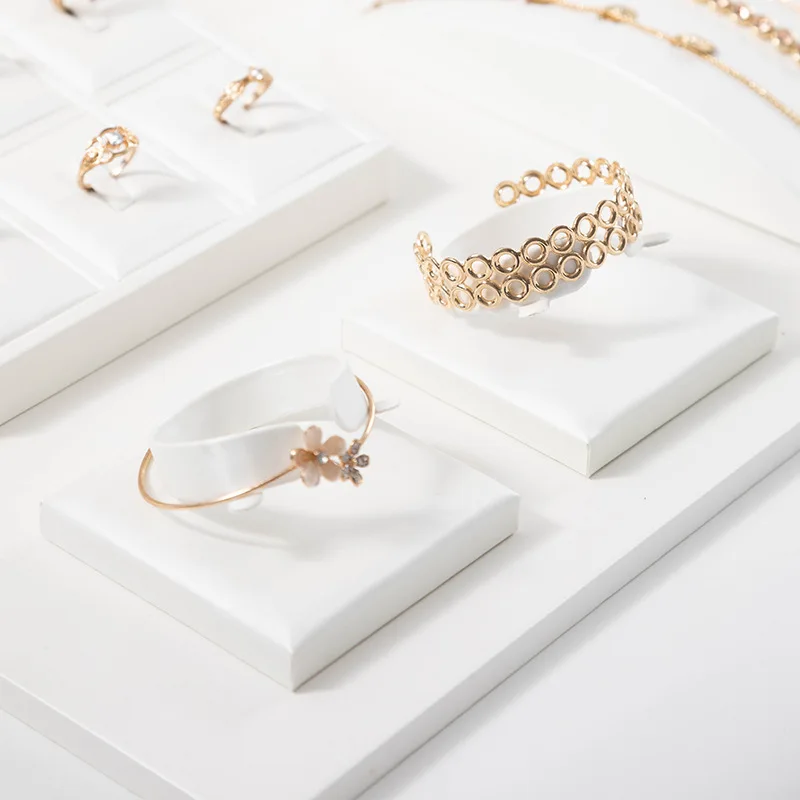 

Window Luxurious Exhibitor Set Jewelry Display Stand Counter Display Showcase Pear White PU Necklace Pendant Organizer Jewelry