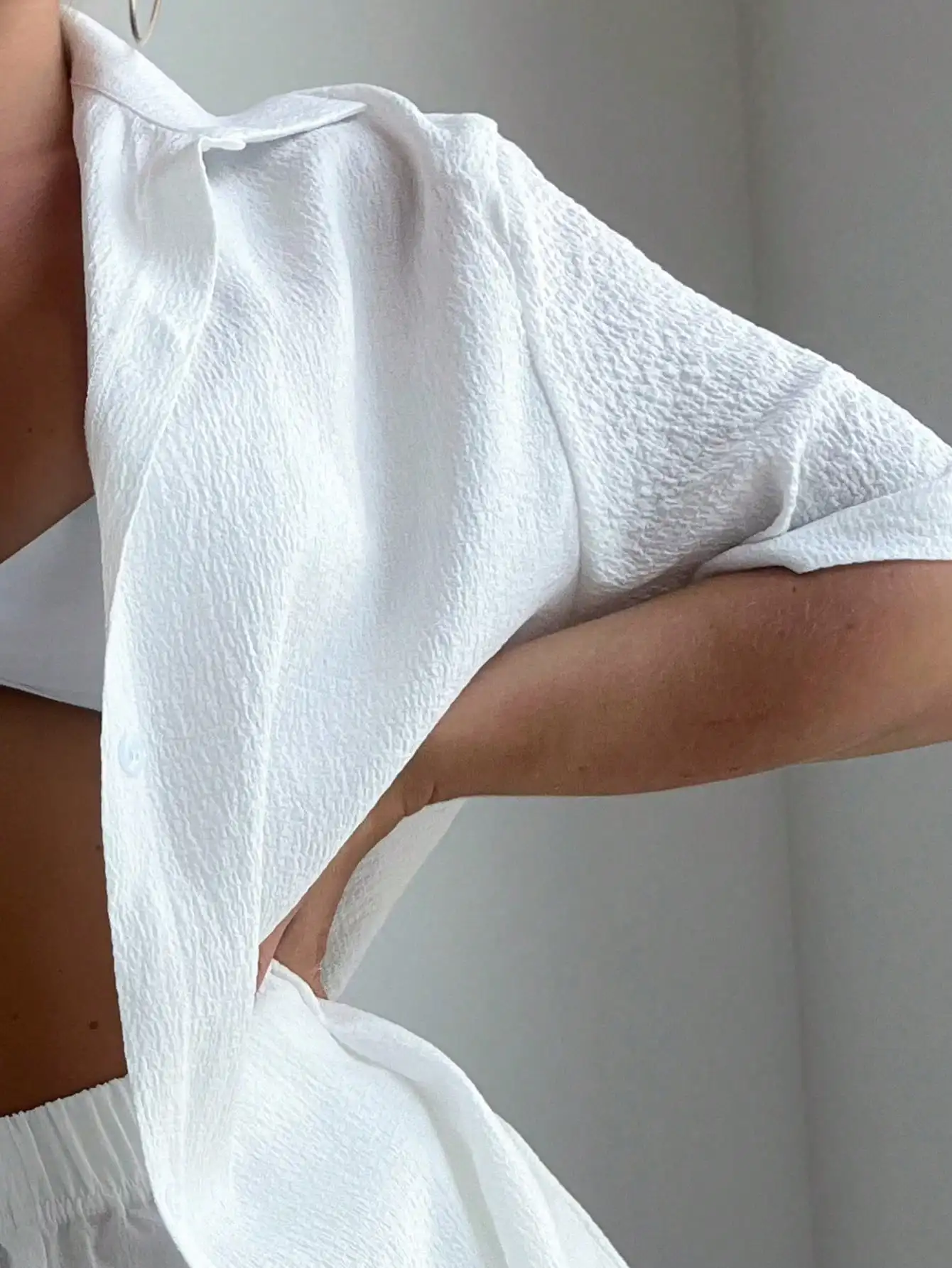 

Белый однотонный комплект из пляжной рубашки и шорт