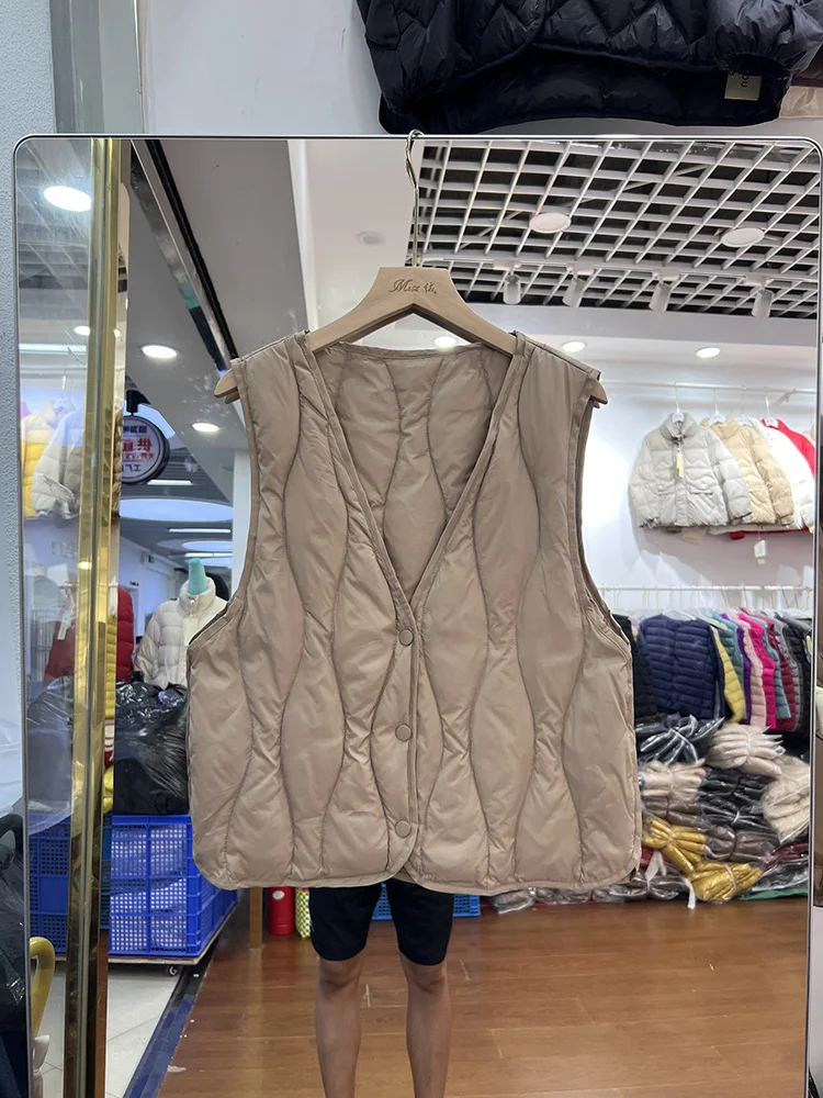 سترة نسائية شتوية جديدة لعام 2025 خفيفة الوزن وقصيرة ورقبة على شكل حرف V وبطانة داخلية متعددة الاستخدامات سترة بيضاء مبطنة للأسفل #2