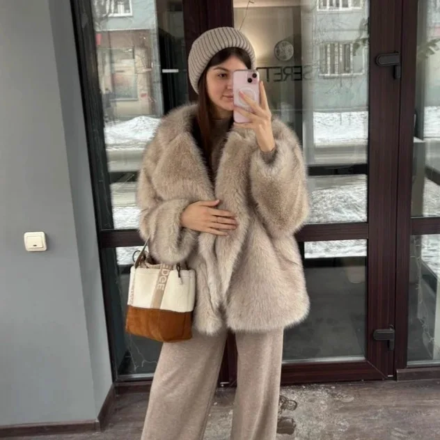 معطف فرو صناعي نسائي شتوي لعام 2025 بألوان متدرجة معطف فرو الثعلب الصناعي المنفوش للإناث على طراز Instagram سترة من الفرو للسيدات صديقة للبيئة