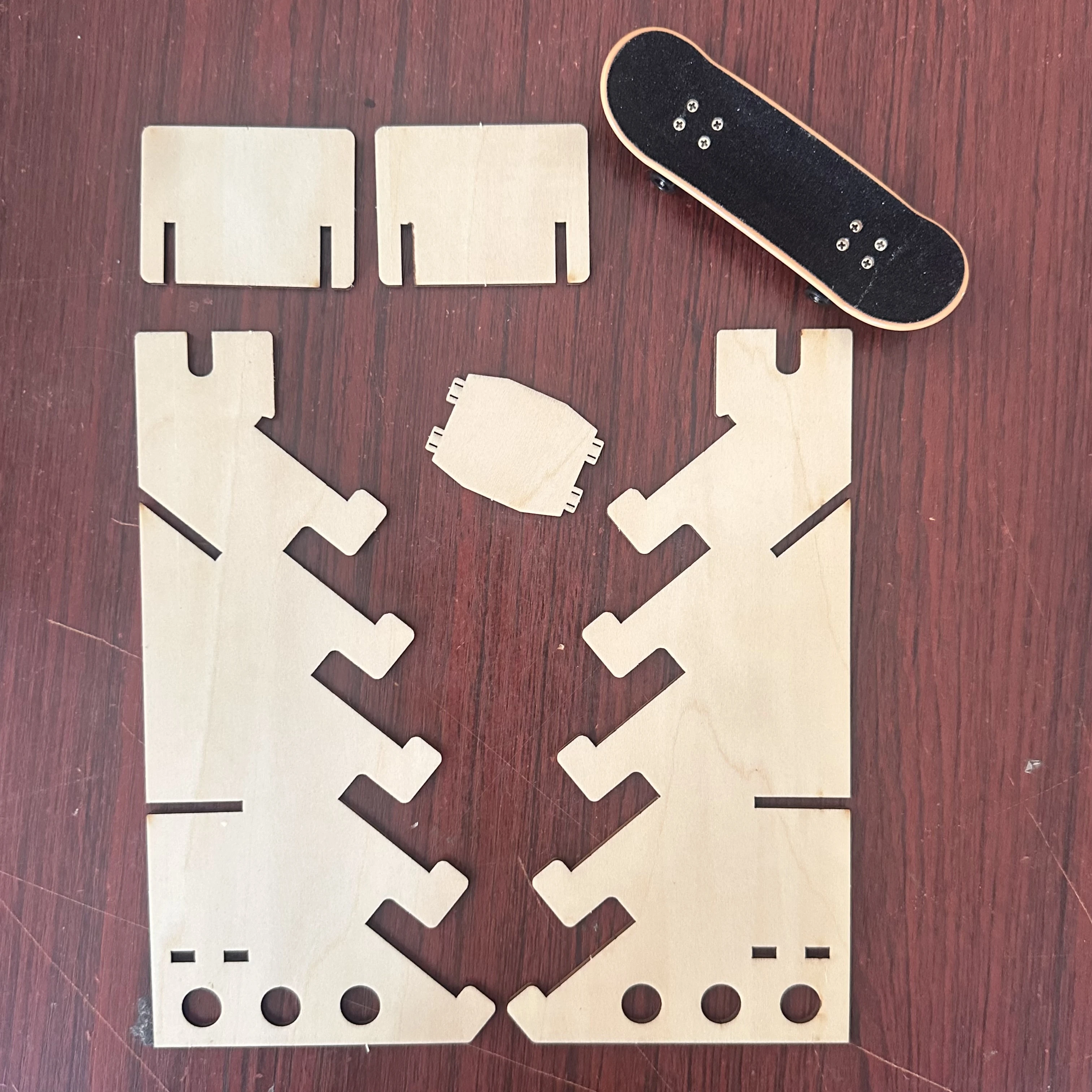 Wooden Display Rack Maple Leaf Wooden Fingerboard Professional Metal Bridge Finger Skateboard Wooden Skateboard Storage Rack