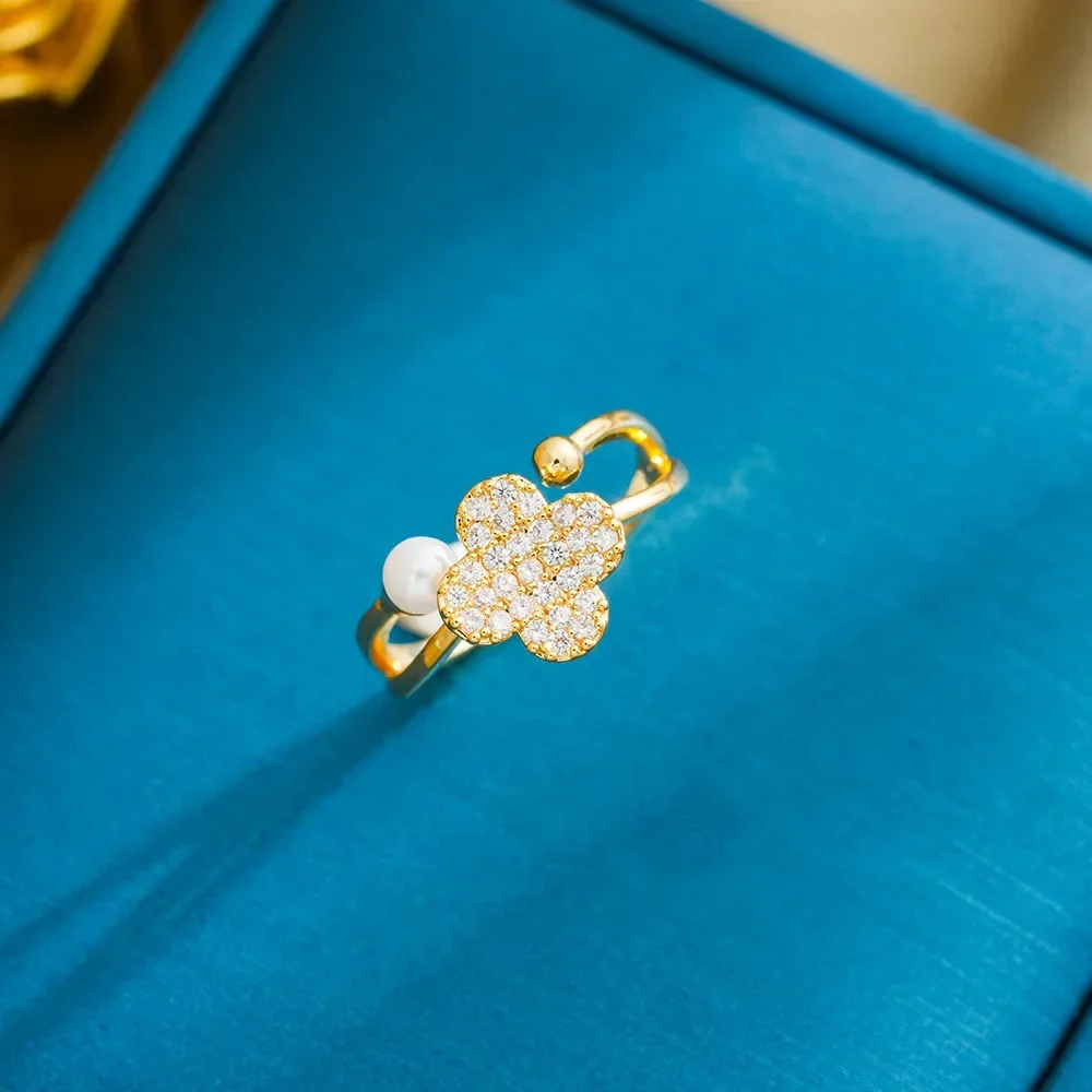 يحدد خاتم الزهرة ذو الأربع أوراق ذات القشرة الحلوة والجميلة على سحرًا أنيقًا أنيقًا وجديدًا.