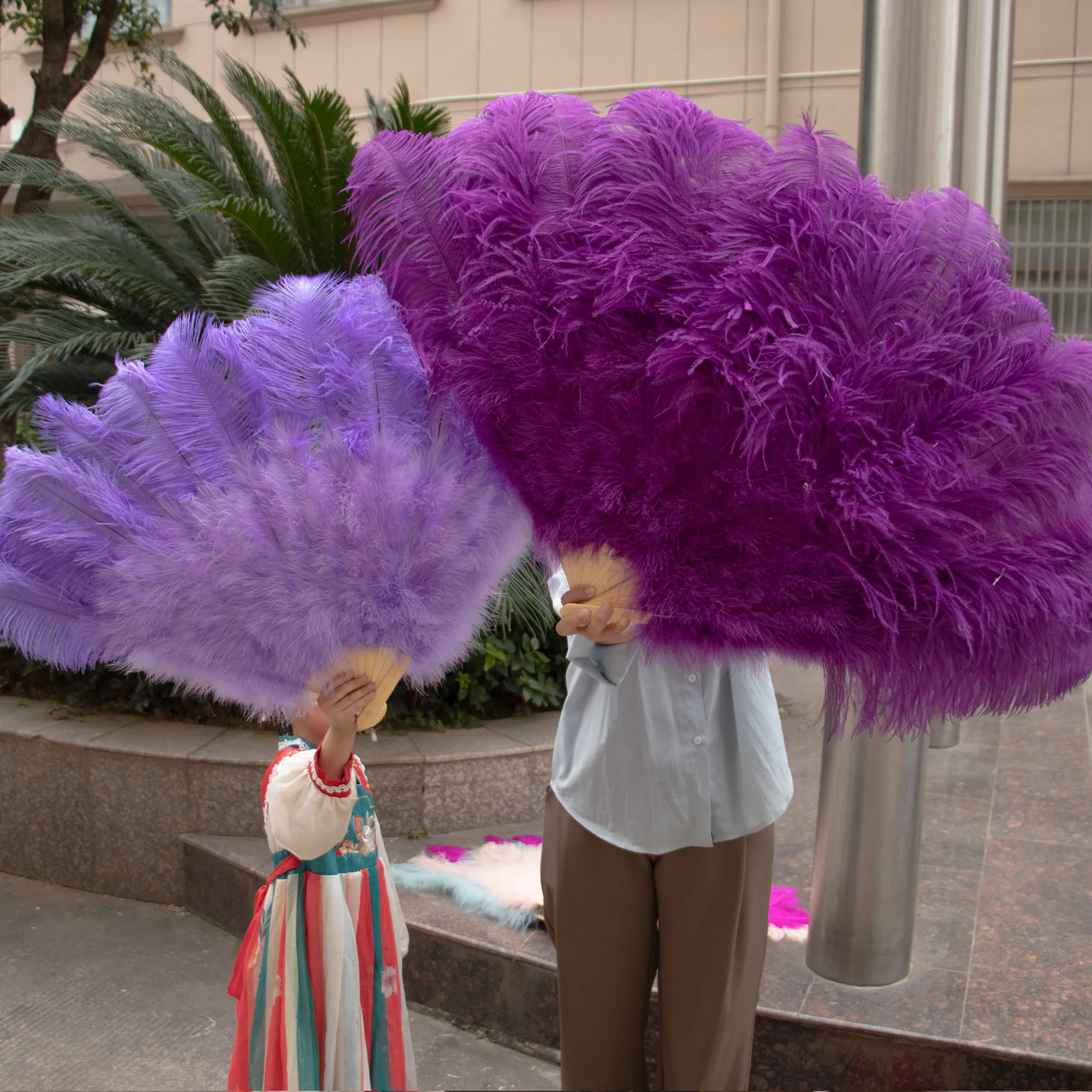 Abanicos de pluma de mano de avestruz Natural, 2 piezas, para actuaciones en escenario, espectáculo de bailarina, fiesta de boda, accesorios de Carnaval