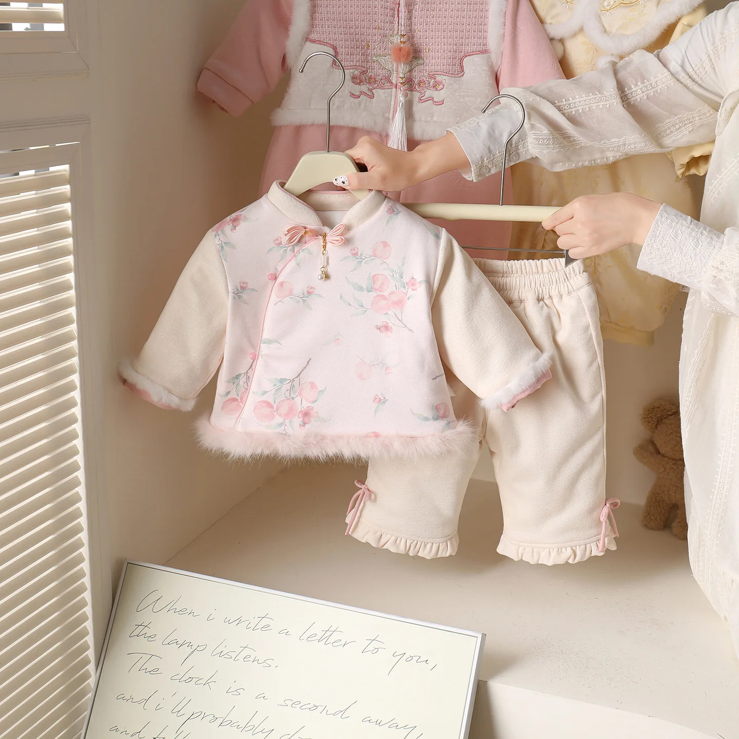 

Baby cotton-padded winter velvet padded newborn national style set 100-day-old baby Chinese dress two-piece set