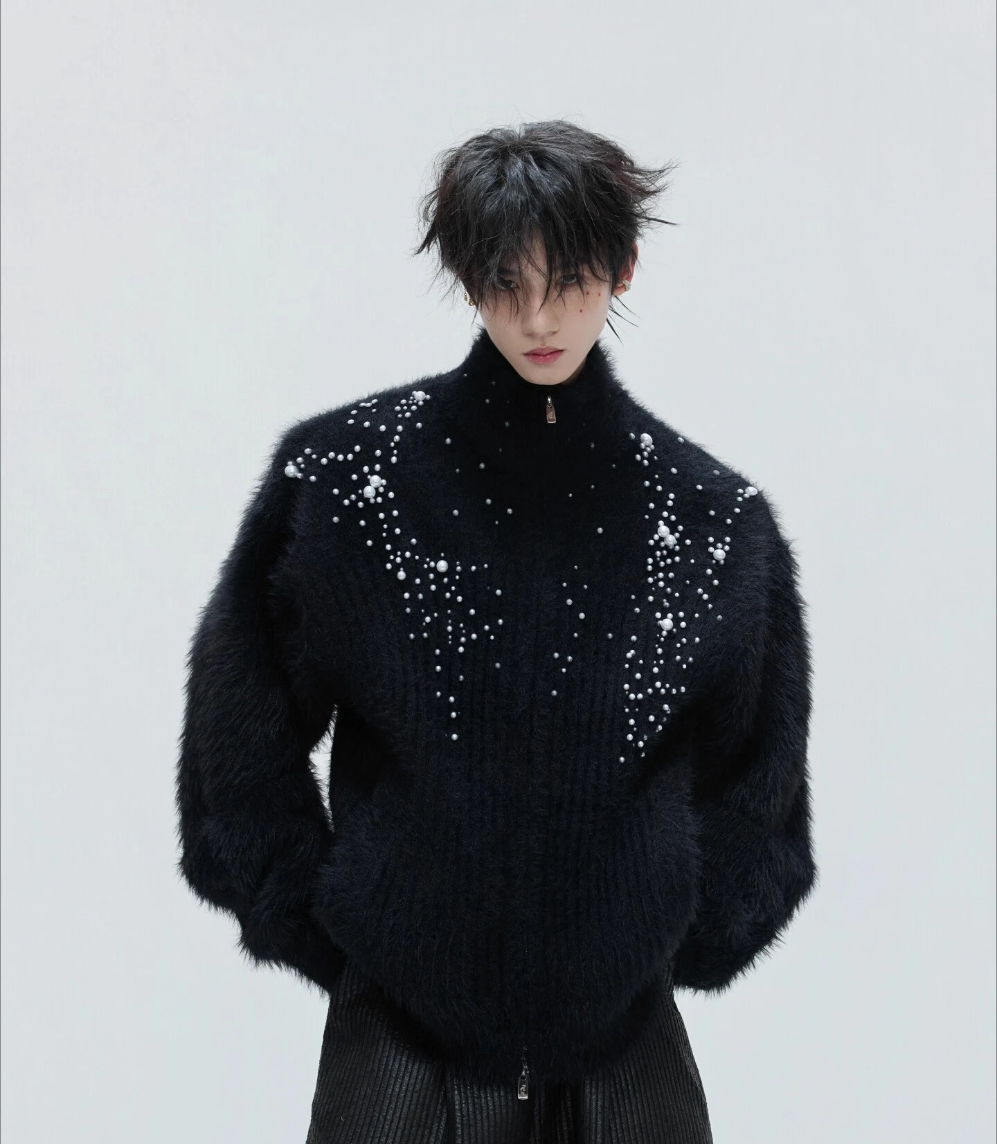 سترة صوفية رجالية شتوية جديدة أنيقة موديل 2025 ذات ياقة عالية ومزينة باللؤلؤ سترة أنيقة سميكة بلون سادة وأكمام طويلة تريكو #2