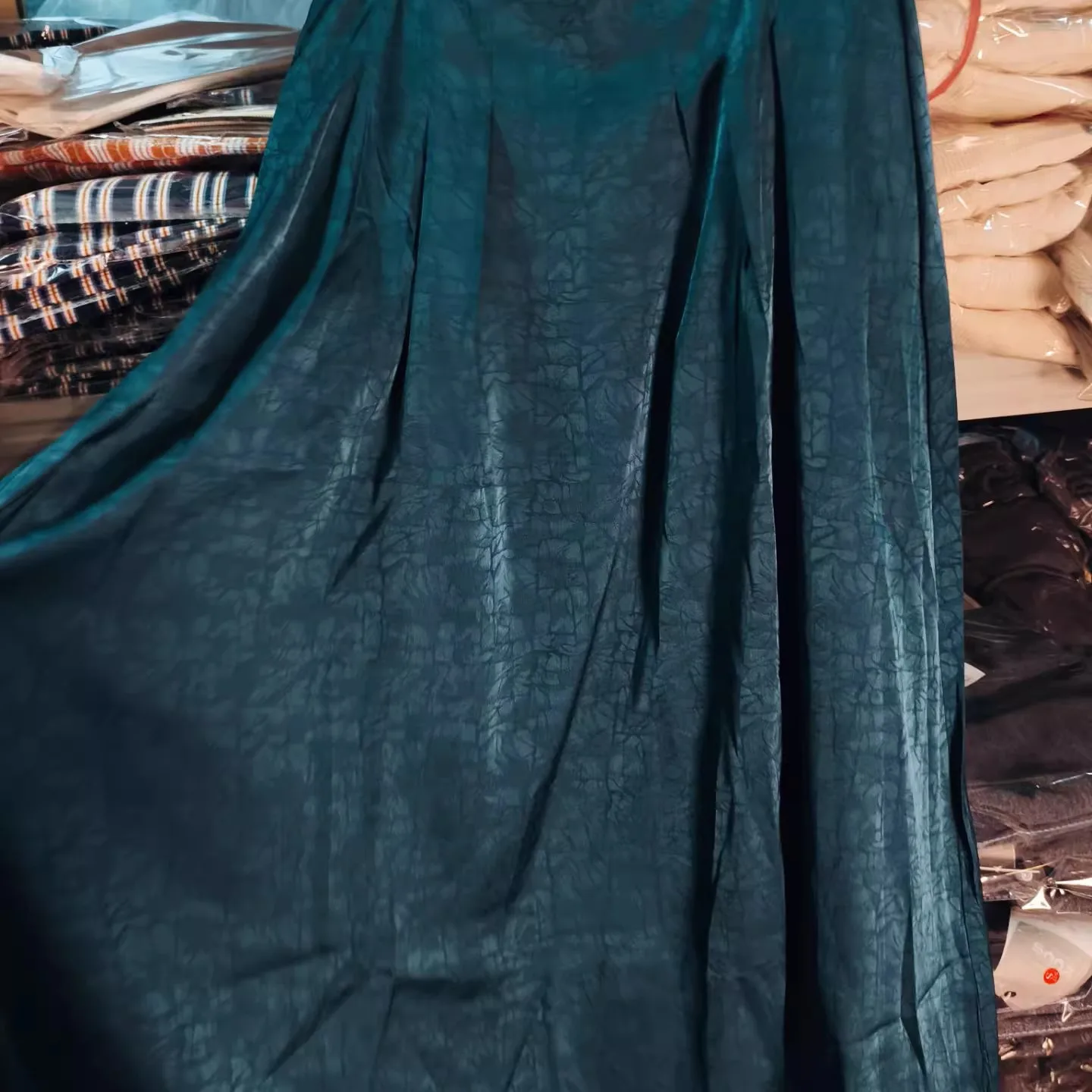 تنورة نسائية عالية الخصر على شكل حرف a ميدي من الساتان بطيات f نمط سلحفاة للجسم للتنقل فضفاضة تناسب لون نقي ربيع 2025 #1