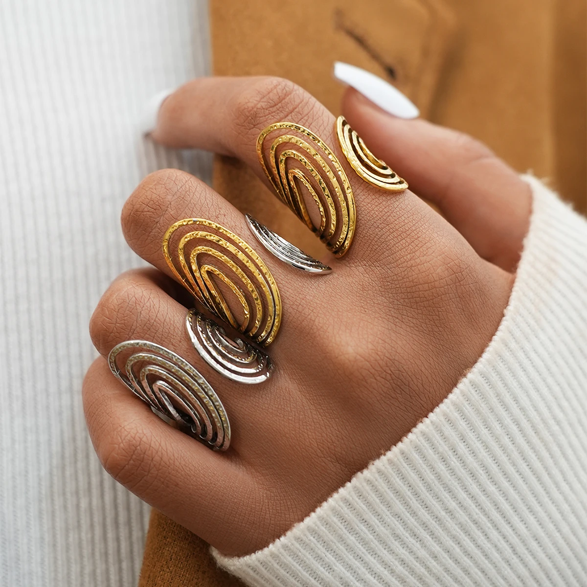 Ringe aus 18 Karat vergoldetem Edelstahl für Damen, unregelmäßiges Geometrie-Design, Statement-Schmuck mit gehämmerter Metallstruktur