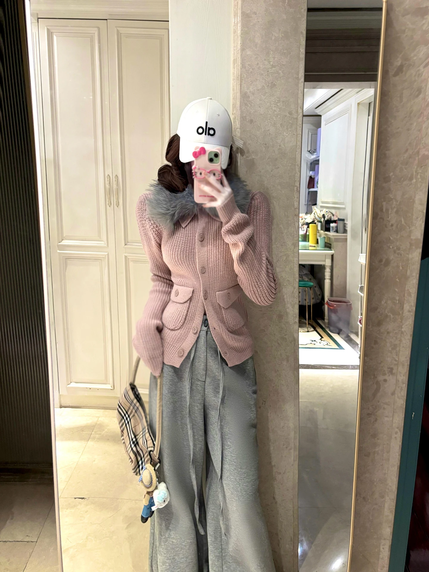 

Женский кардиган-пальто приталенного кроя, вязаный, с меховым воротником, универсальная верхняя одежда для комфортных поездок...