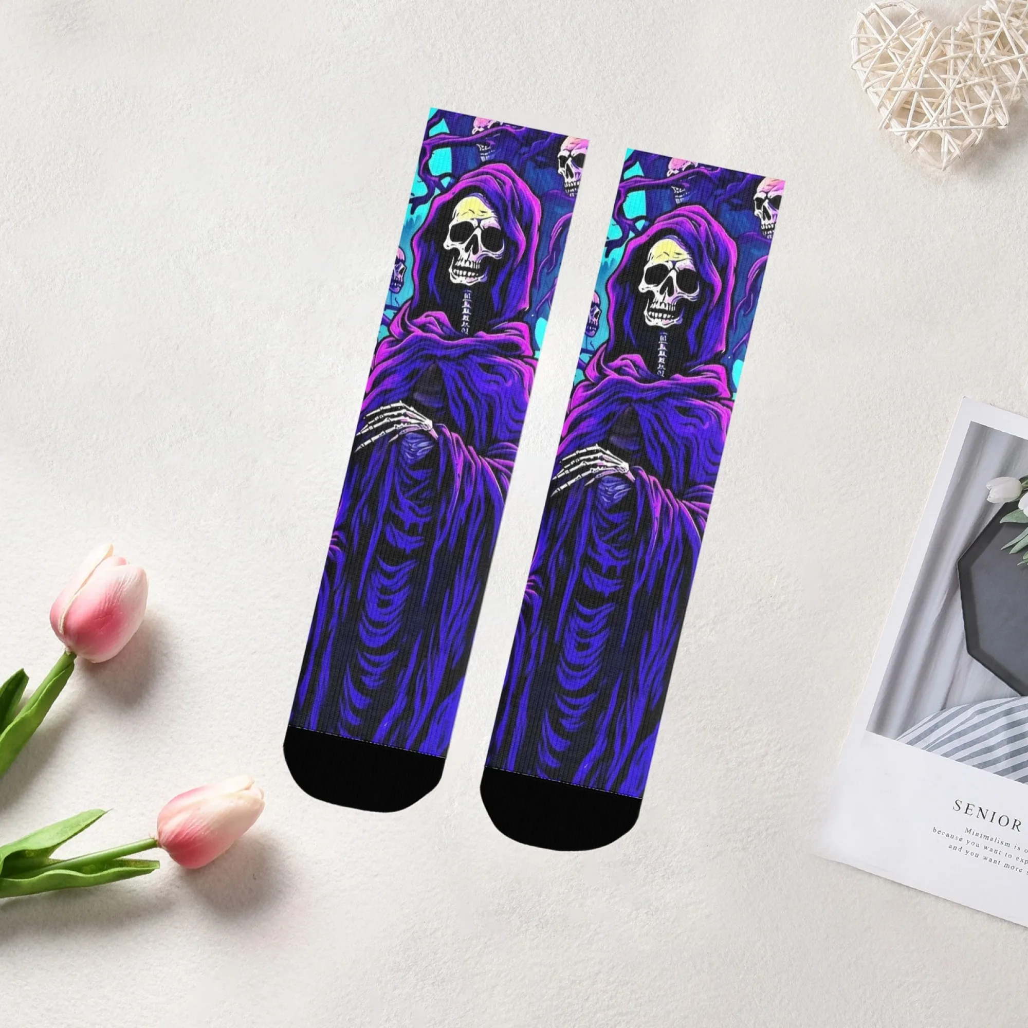 Halloween Ganzjahres-Fantasy-Sensenmann-Crew-Socken, hellschwarze Basis mit leichtem, violettem Umhang, Totenkopf- und Senchdetails