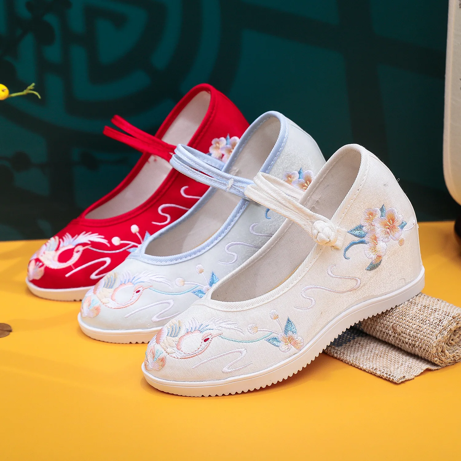 

CY385 New Inner Increase Round Head Old Beijing Cloth Shoes for Women with Hanfu High Heel Thick Sole Embroidered Shoe