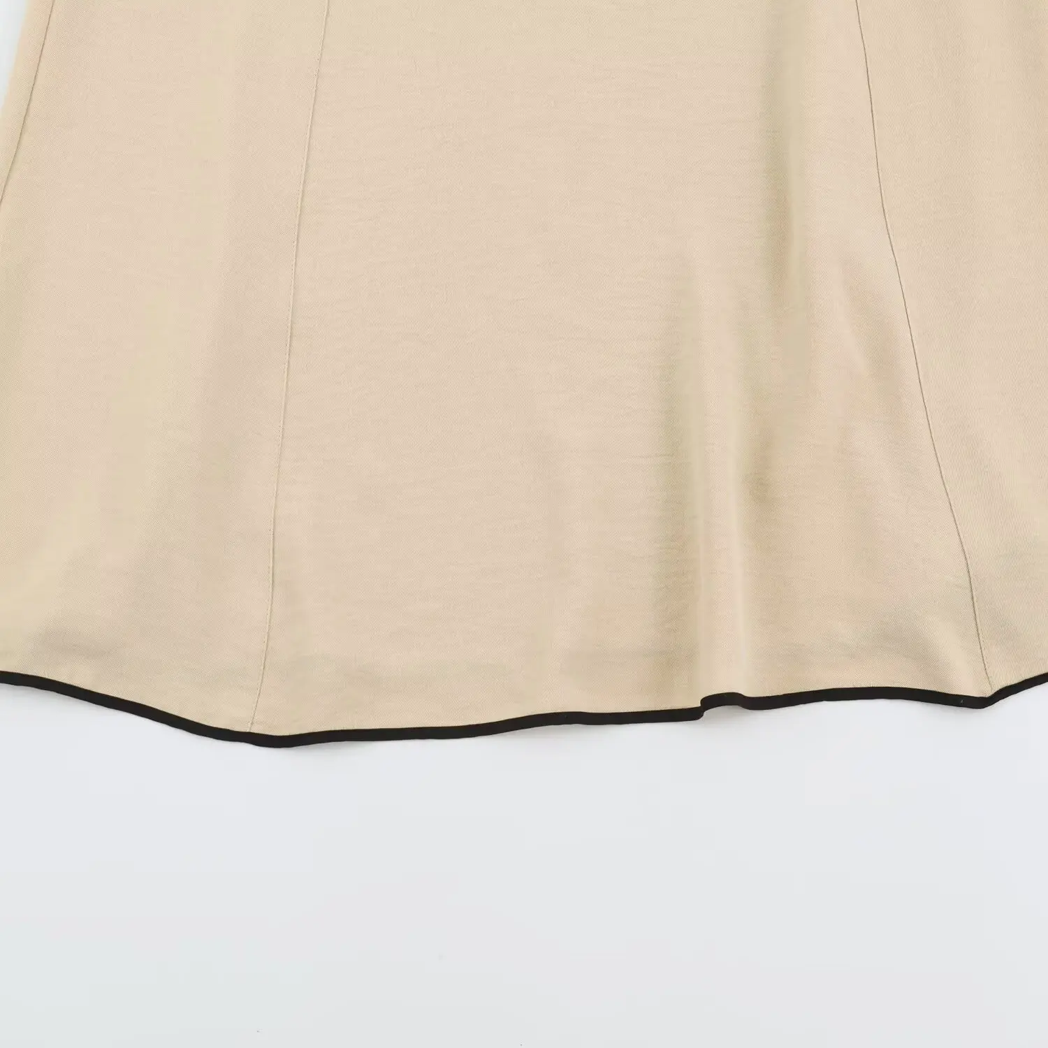 BSAY 2026 Sommer Neues Französisches Minimalistisches Damenkleid mit Kontrastbündchen Ärmellos Mehrlagig Tiefer V-Ausschnitt Zweiteiliges A-Linien-Midikleid – Detail 4