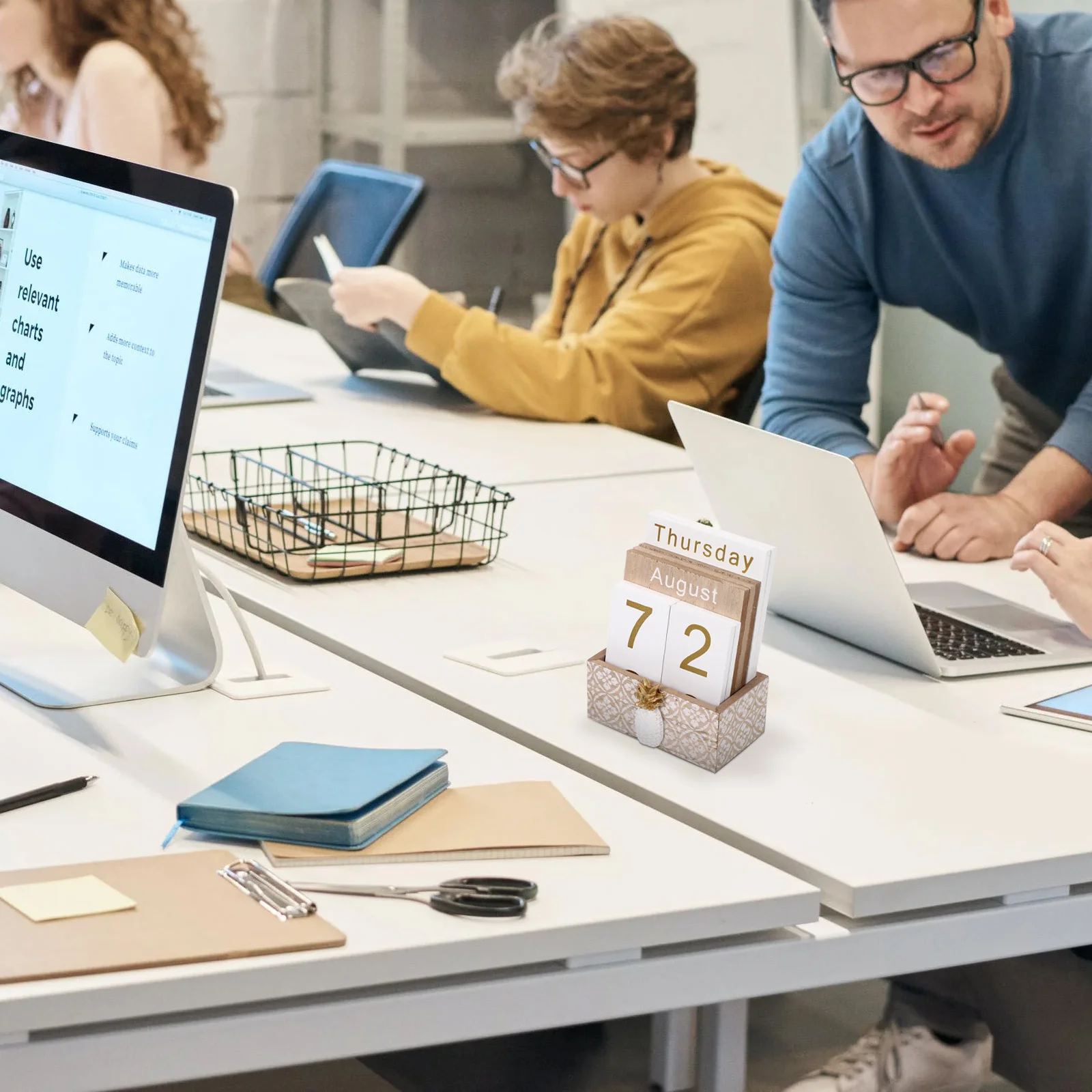 1 Set Wooden Calendar Desktop Ornament Home Office Decor Kids Learning Number Wood Craft Calendar Decoration Photography Prop