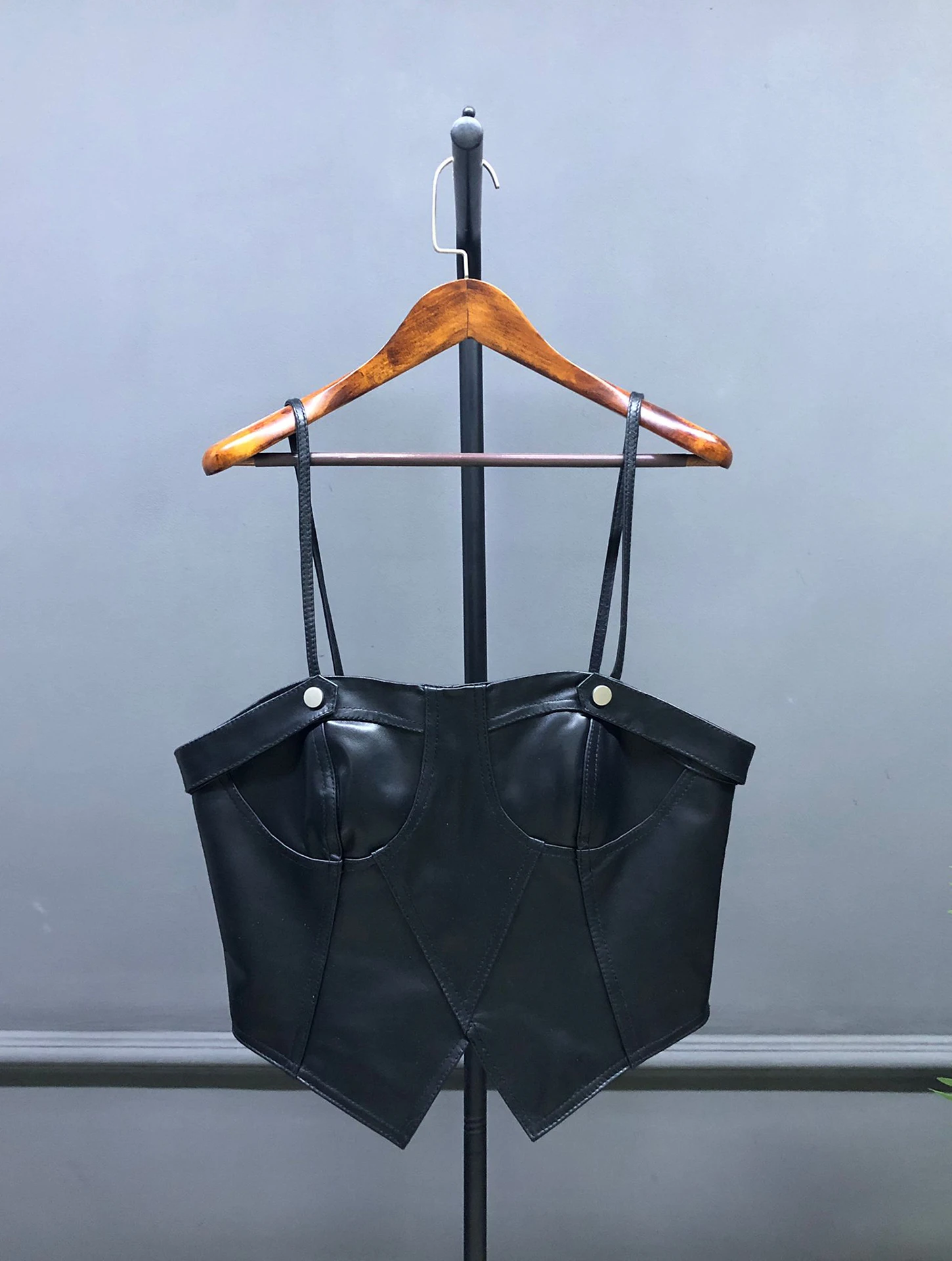 

Early Spring New Sle Women's Leather Jaet ort Svel Zipper Closure Bla Versatile Sexy Hot Girl Sle eepskin Vest