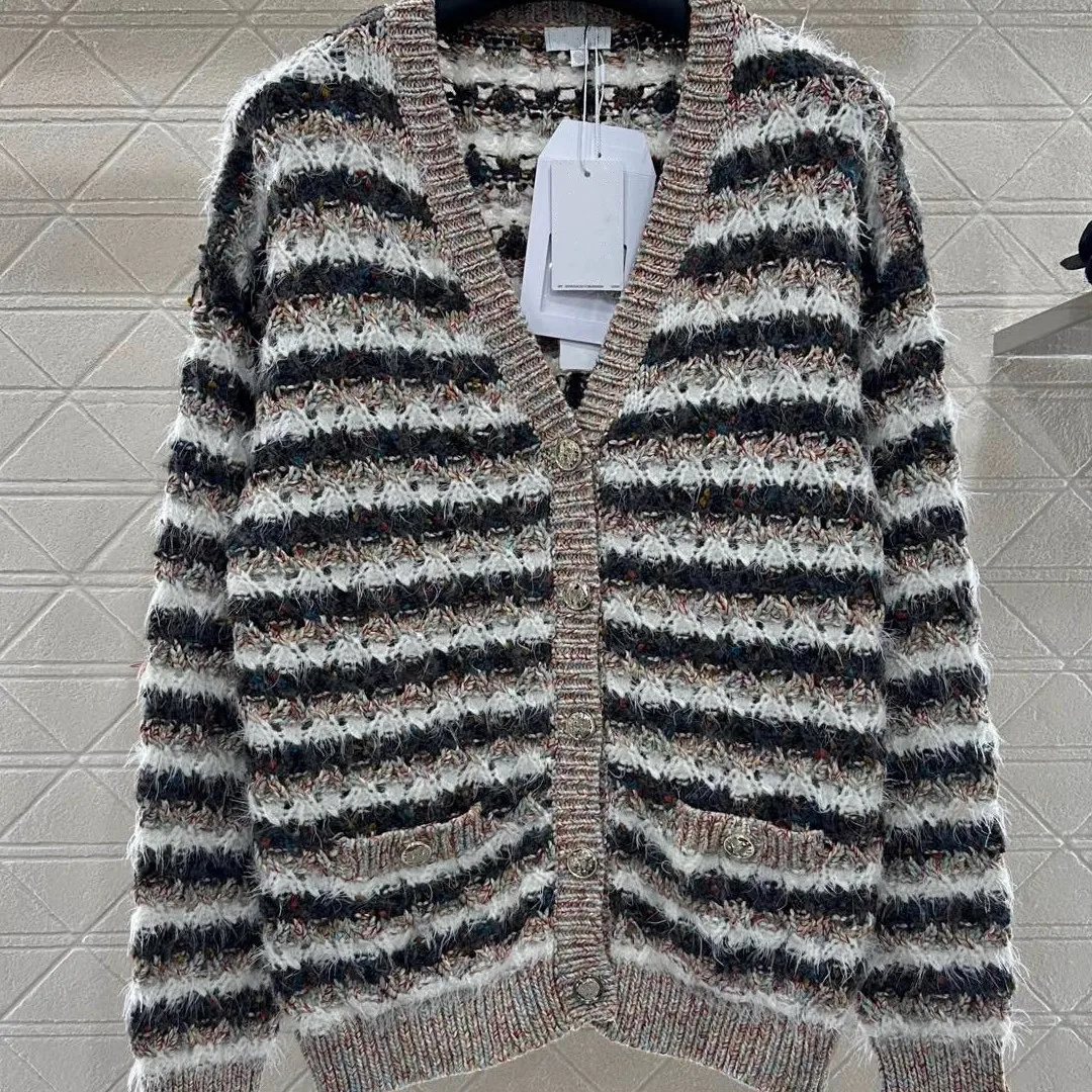 Veste tricotée à rayures contrastées sur le devant, associée à une jupe, nouvelle collection automne