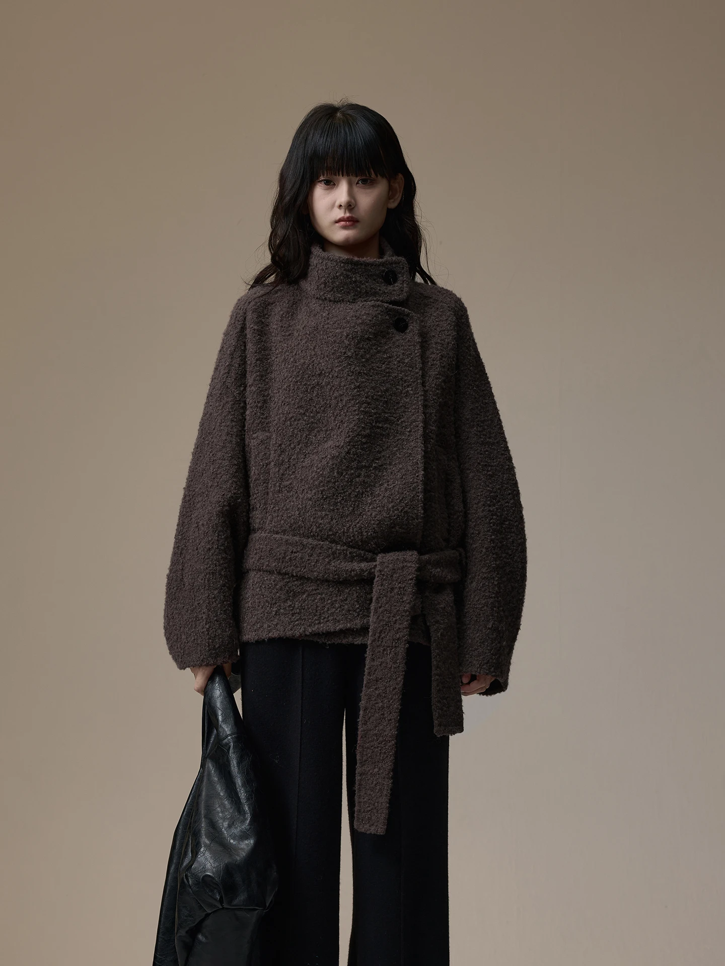 

Двустороннее шерстяное пальто INOUT Q 2025: Новинка осенне-зимней коллекции, с воротником-стойкой, пушистое, с поясом, короткое, из овчины