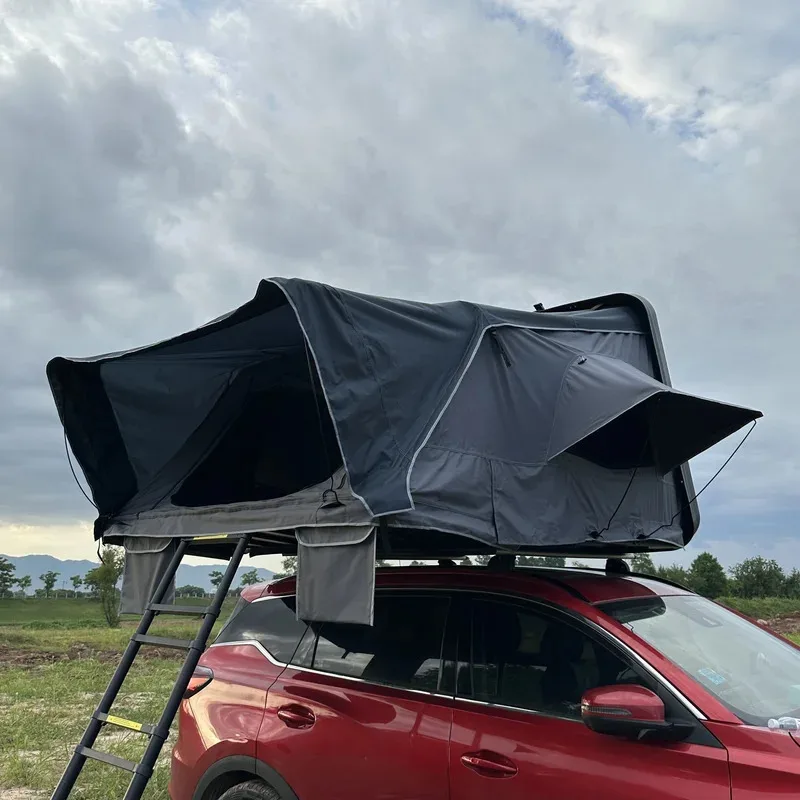 في الهواء الطلق سيارة على السطح التخييم للماء العربة الصلب أعلى خيمة سلم