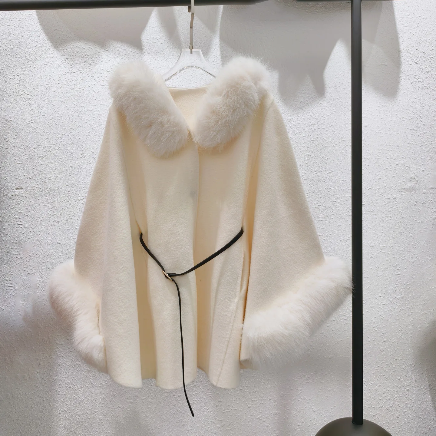 Donna Autunno Inverno Nuovo elegante scialle da socialite Cintura chic Cappotto corto di lana allentato sottile Cappotto di lana con collo di pelliccia di moda di fascia alta