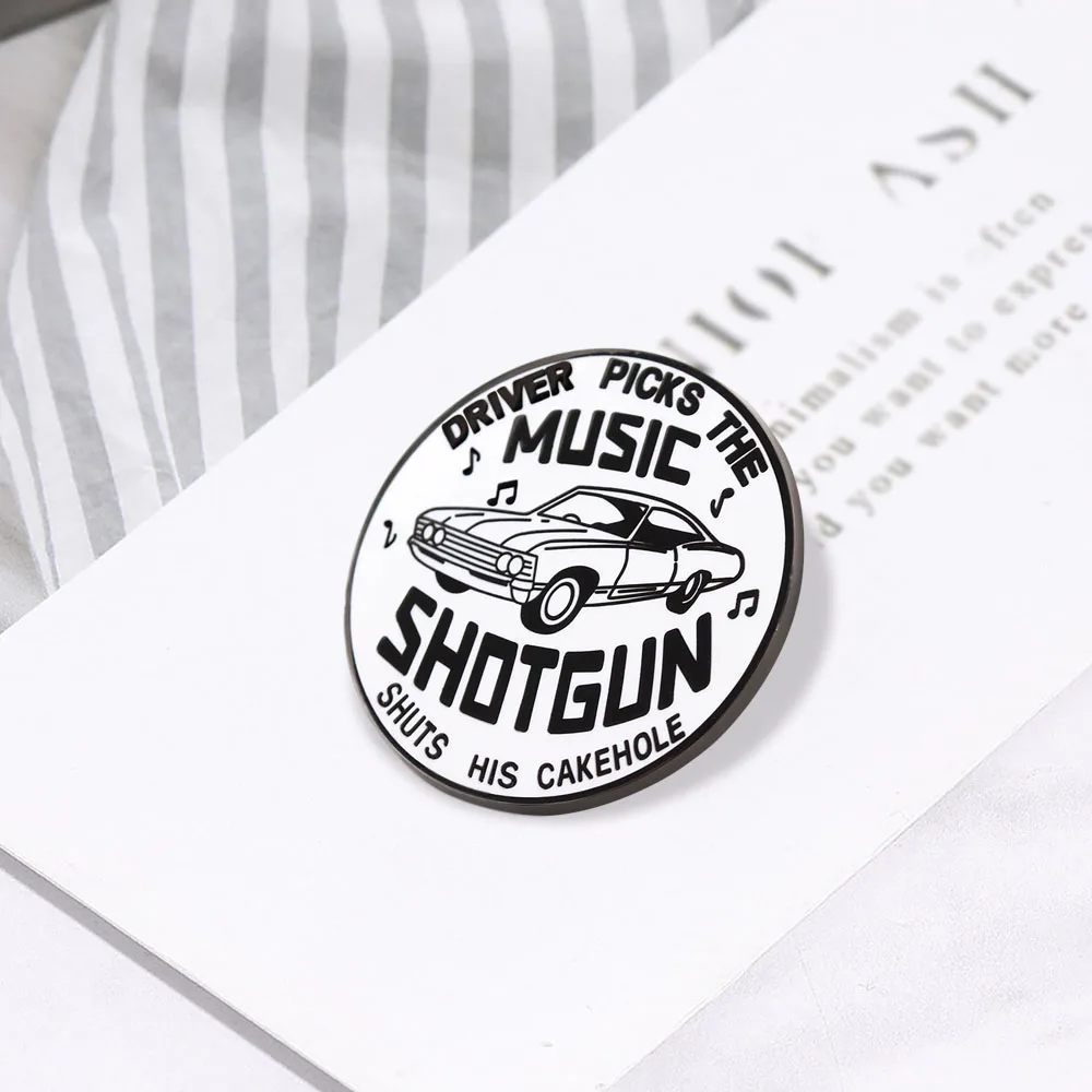 Der Fahrer wählt die Musik, schließt sein Kuchenloch, lustige Brosche, Auto-Thema, Filmzitat, Anstecknadel, Retro-Stil, Sammlerstück, Accessoire – Detail 12
