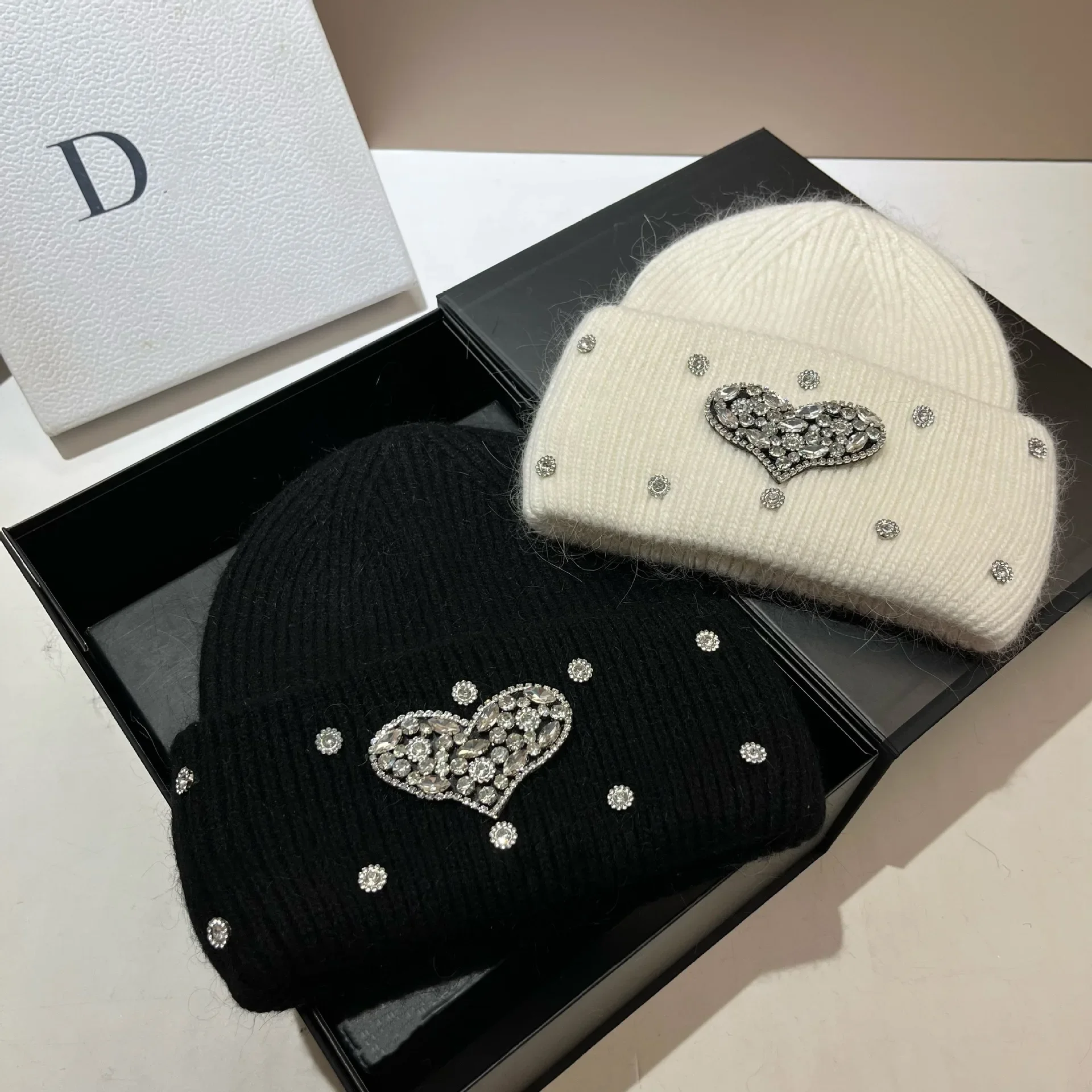 

Designer Brand Heart Pattern Rhinestones Winter Beanies for Women Real Rabbit Fur Knitted Hat Women's Wool Skullies Skiing Cap