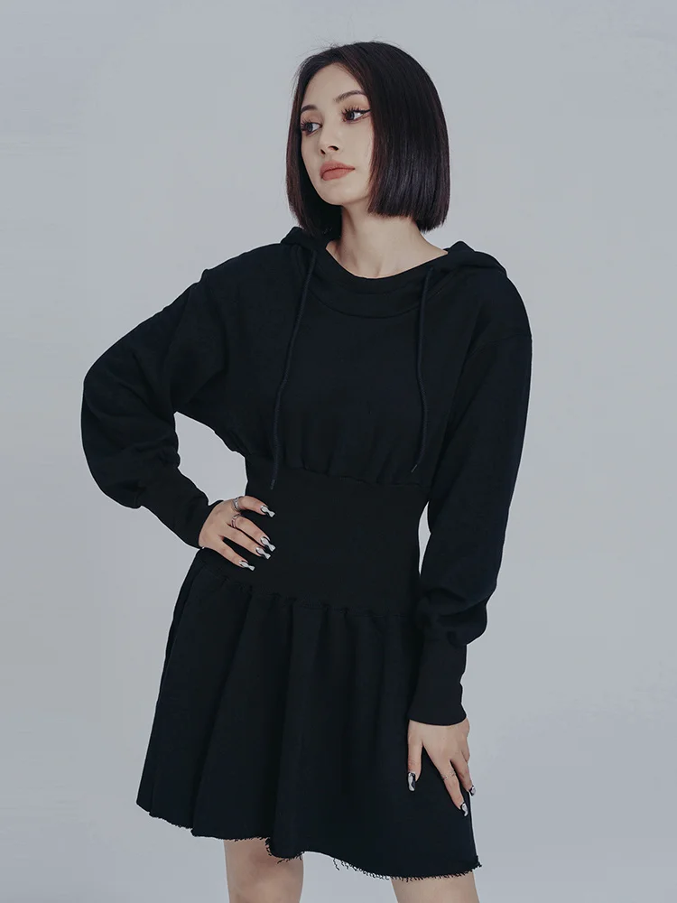 [EAM] Women Black Big Size Elasitc Waist Mini Dress New Hooded Long Sleeve Loose Fit Fashion Tide Spring Autumn 2024 1DF0709