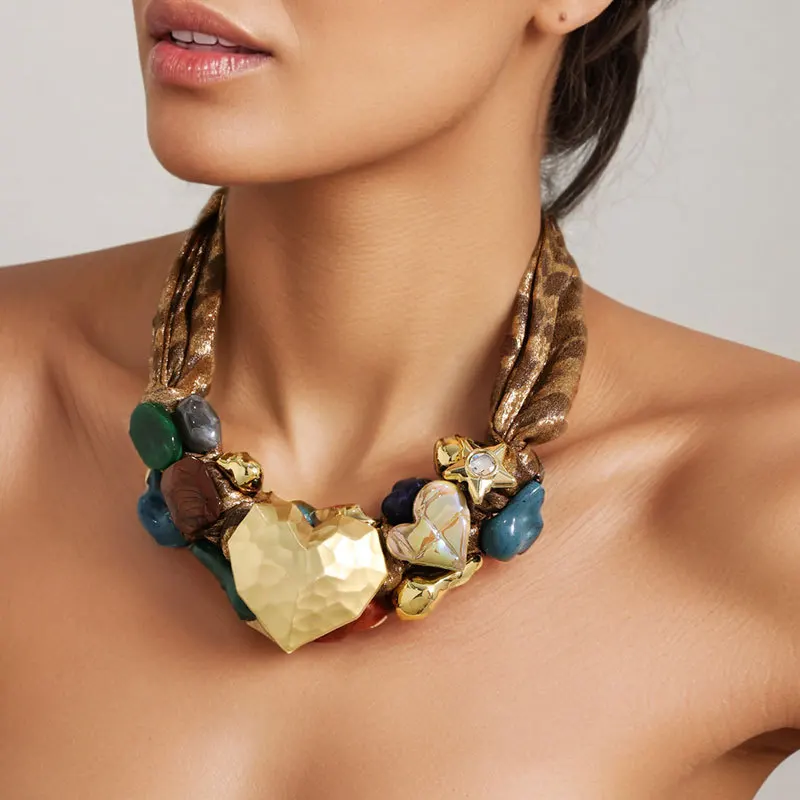 

1Pc Exquisite Retro Luxury Style,Leopard Print Ribbon Necklace,Gold Heart Pendant,Fashionable Women's Layered Necklace,Christmas