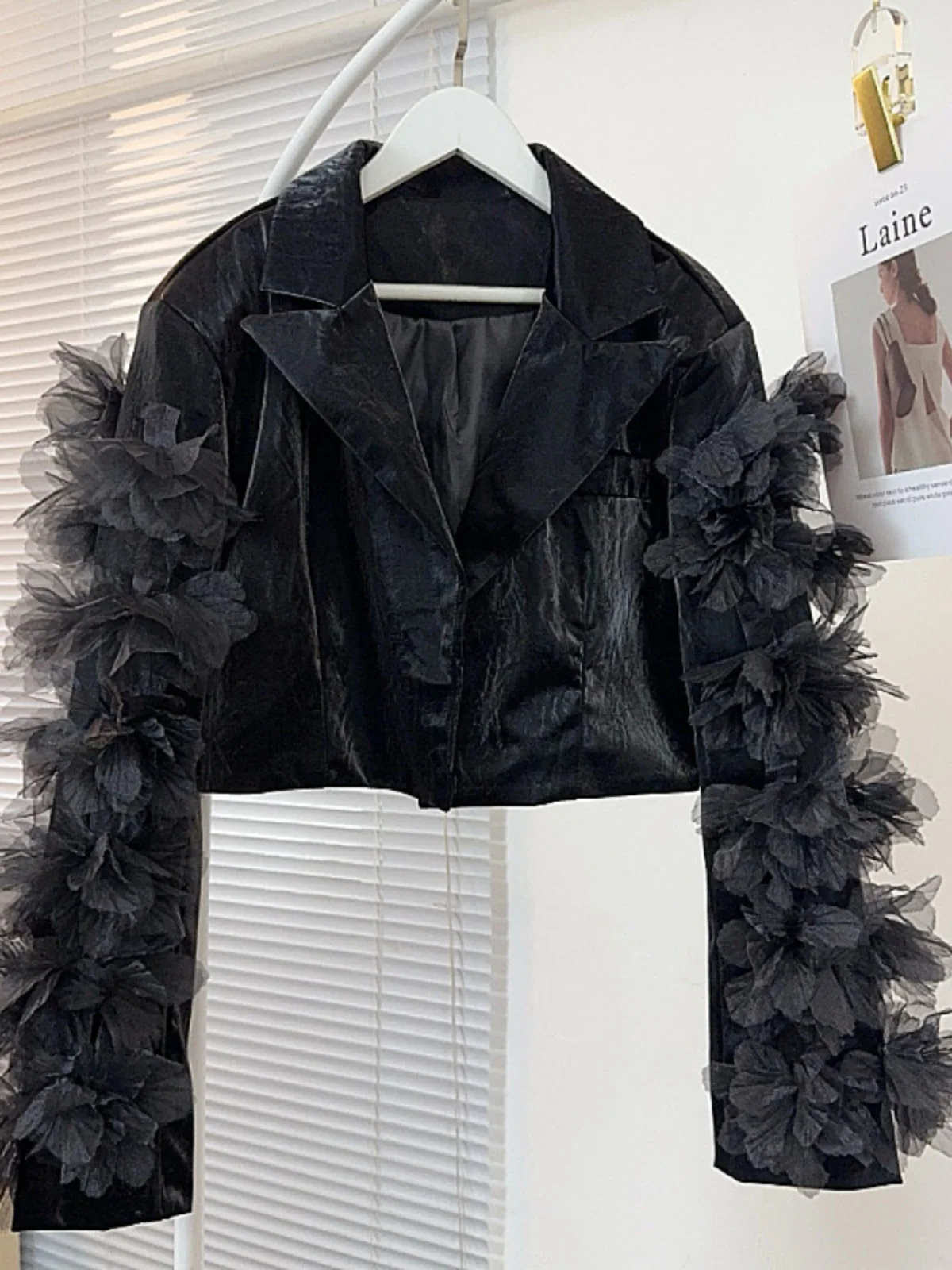 

Весна 2026: Новая куртка из искусственной кожи с сетчатыми рукавами и текстурой, короткая верхняя одежда в стиле французской моды, с декоративными 3D цветочными рукавами