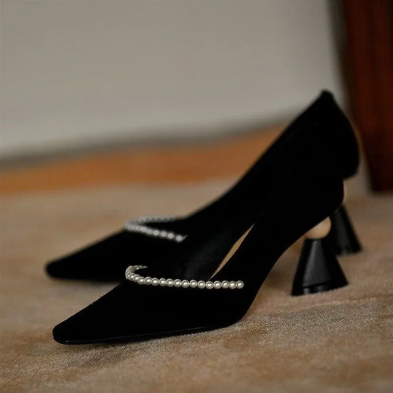 French elegant niche black pointy thick heels 2024 new all-matching shallow mouth beaded slip-on retro single shoes women