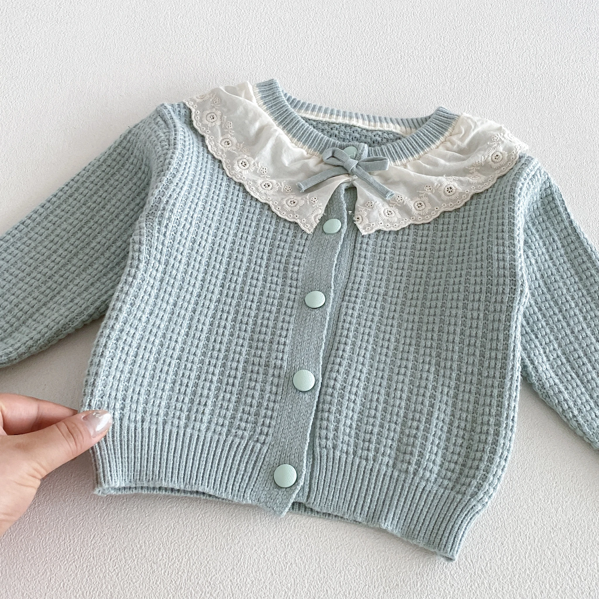 2026 Herbst-Outfit für Mädchen: Spitzenbesetzter, farblich abgesetzter Strickcardigan mit Schleife und passendem zweiteiligem Set mit Strumpfhose – Detail 6