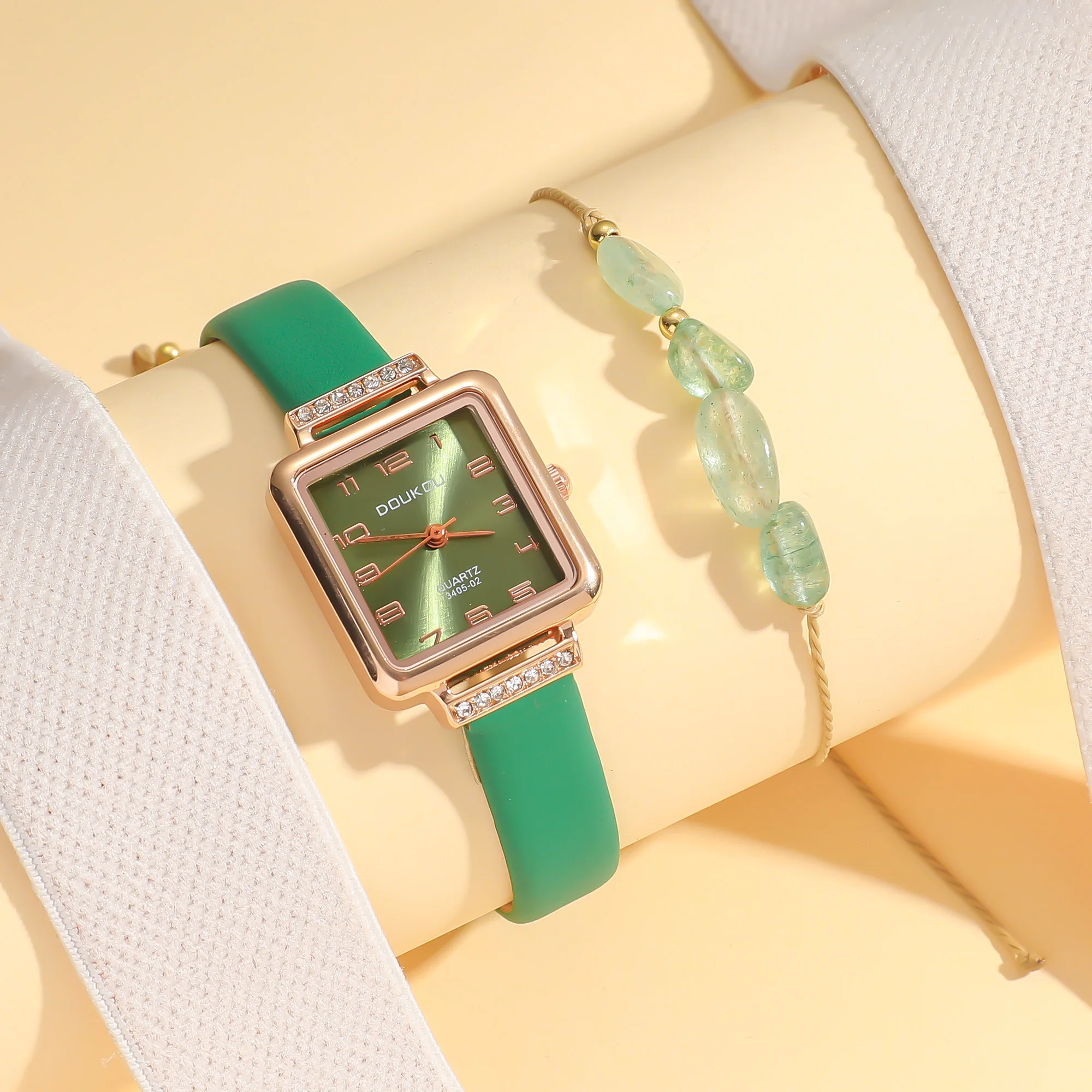 

Нет подарочной коробки, женские часы простым и стильным квадратным дизайном, с помощью шкали в стиле ретро римского синего цвета.