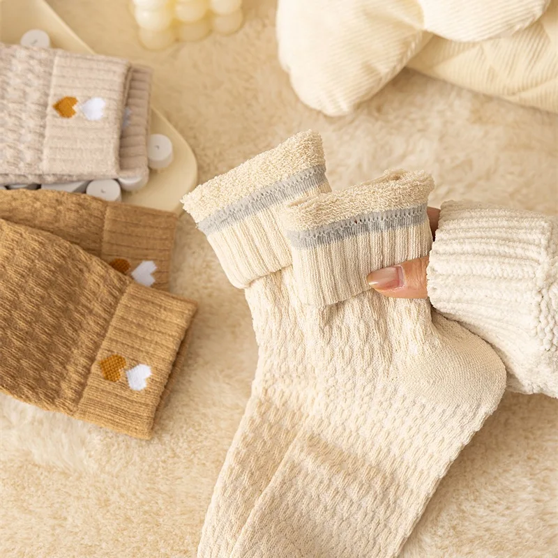 ถุงเท้าผู้หญิงแฟชั่นฤดูใบไม้ร่วงฤดูหนาว 1/5 คู่ ถุงเท้าผู้หญิงแบบหนา อุ่น สวมใส่สบาย เหมาะสำหรับใส่ในบ้าน ถุงเท้าลำลองแบบกลางข้อ ถุงเท้านอน