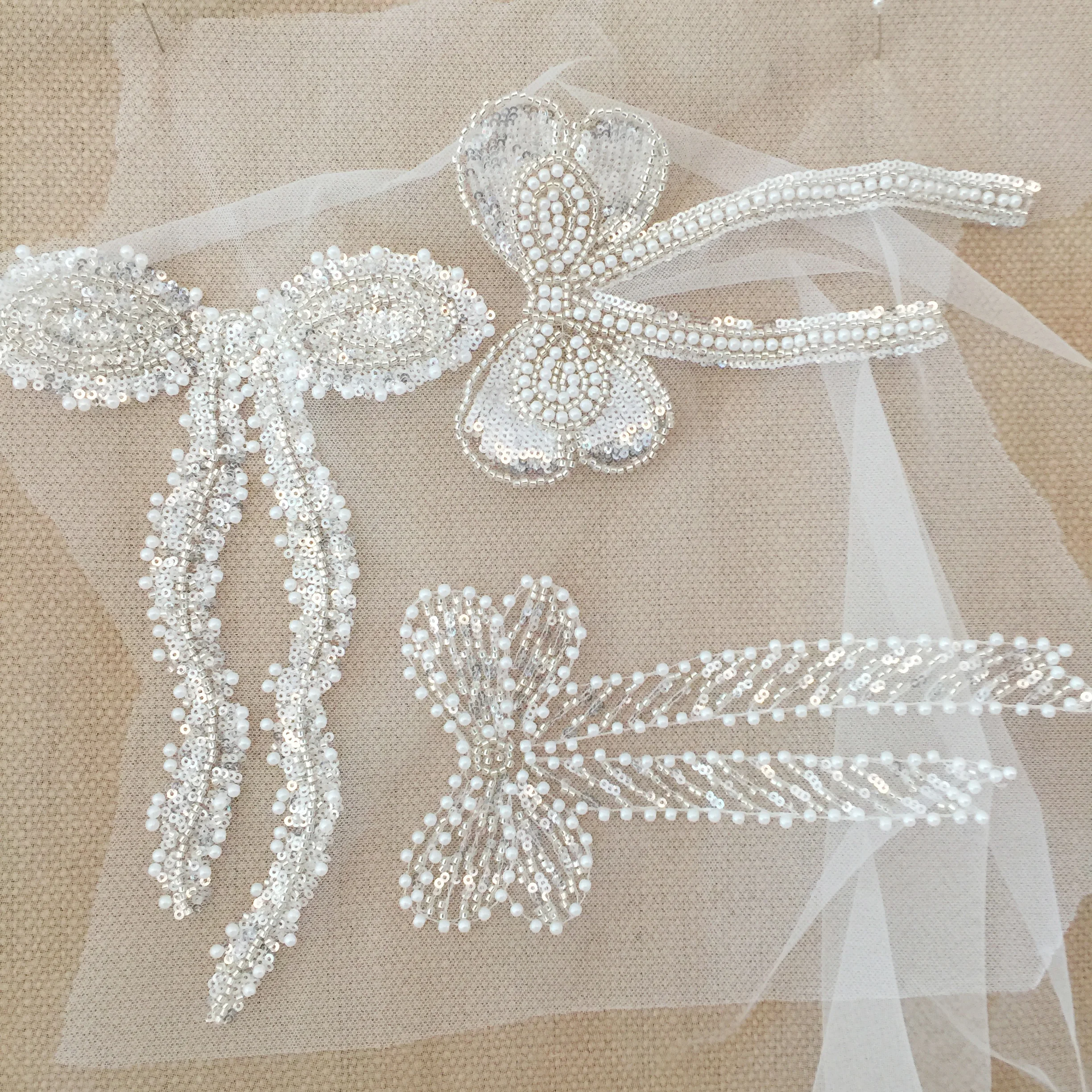 Eleganti applicazioni in pizzo a rete con fiocco in paillettes con perline, velo da sposa, design per copricapo per bambini, toppe carine, accessori